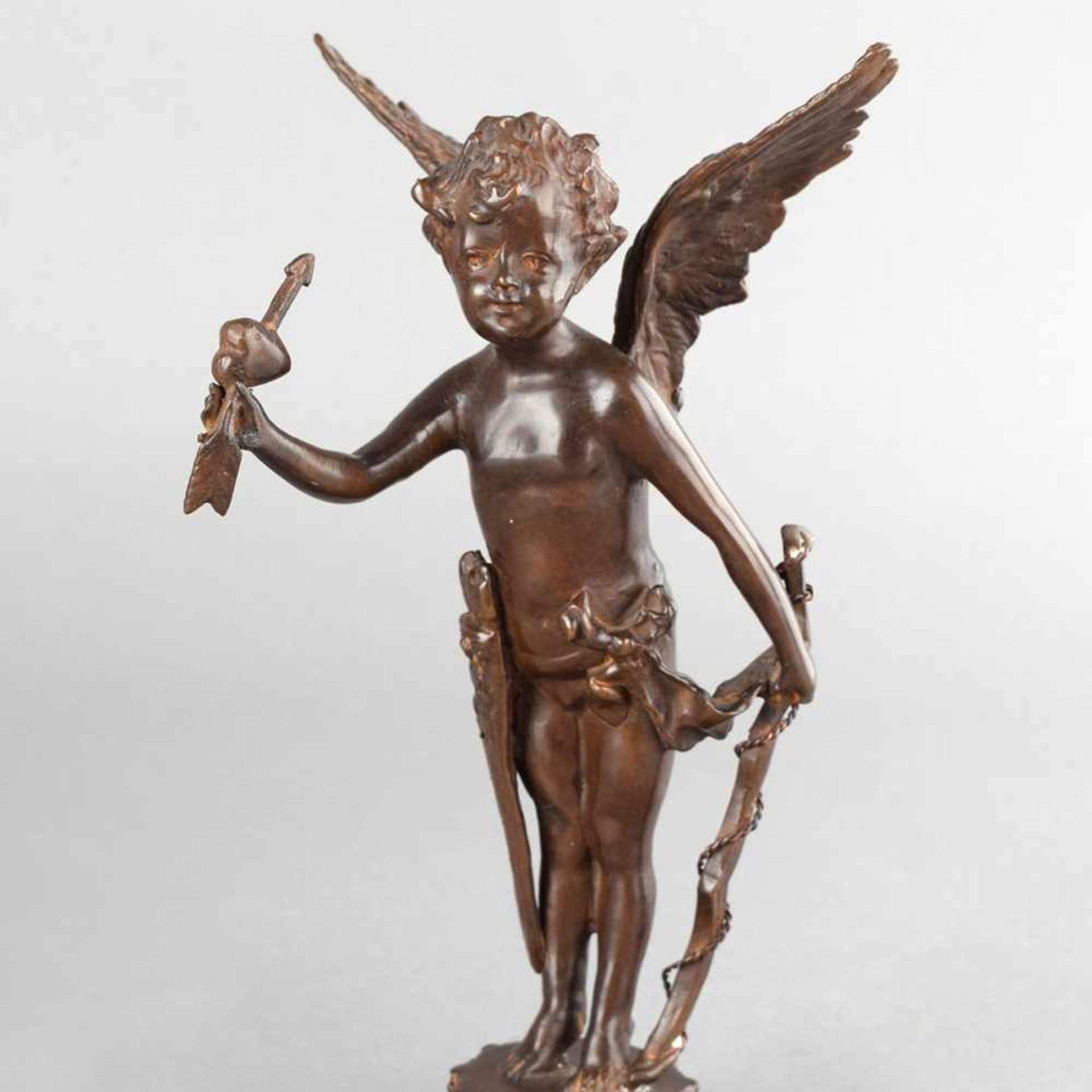 Amor Bronze dunkelbraun patiniert, geflügelter Cupido mit getroffenem Herzen, Bogen und Pfeilköcher,