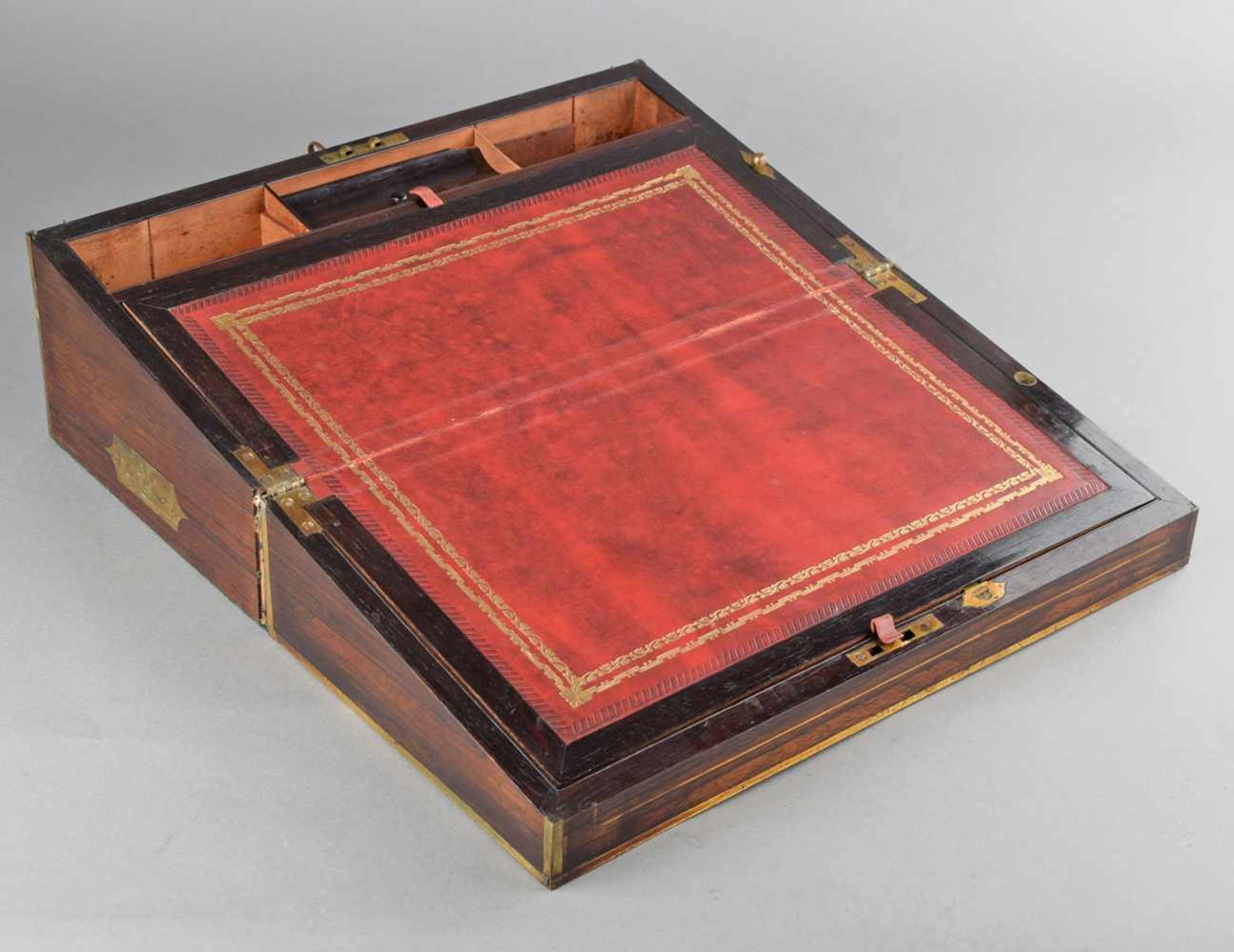Reisesekretär Mahagoni, aufklappbarer Quaderkorpus, schräge Schreibfläche mit goldgeprägtem, roten - Bild 2 aus 2