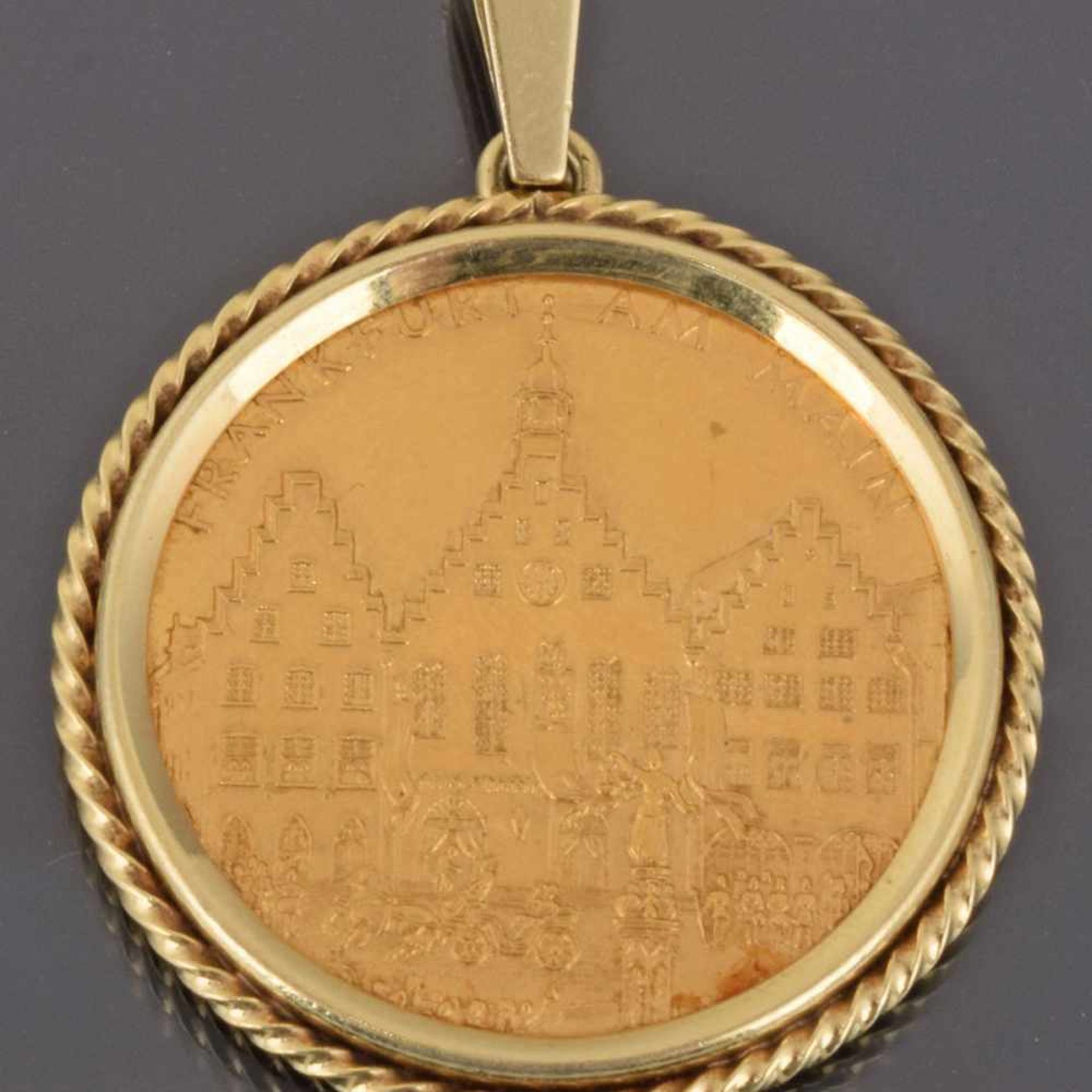 Frankfurter Schmuckanhänger GG 585, gefasste Medaille, vorn alte Stadtansicht von Frankfurt am Main,