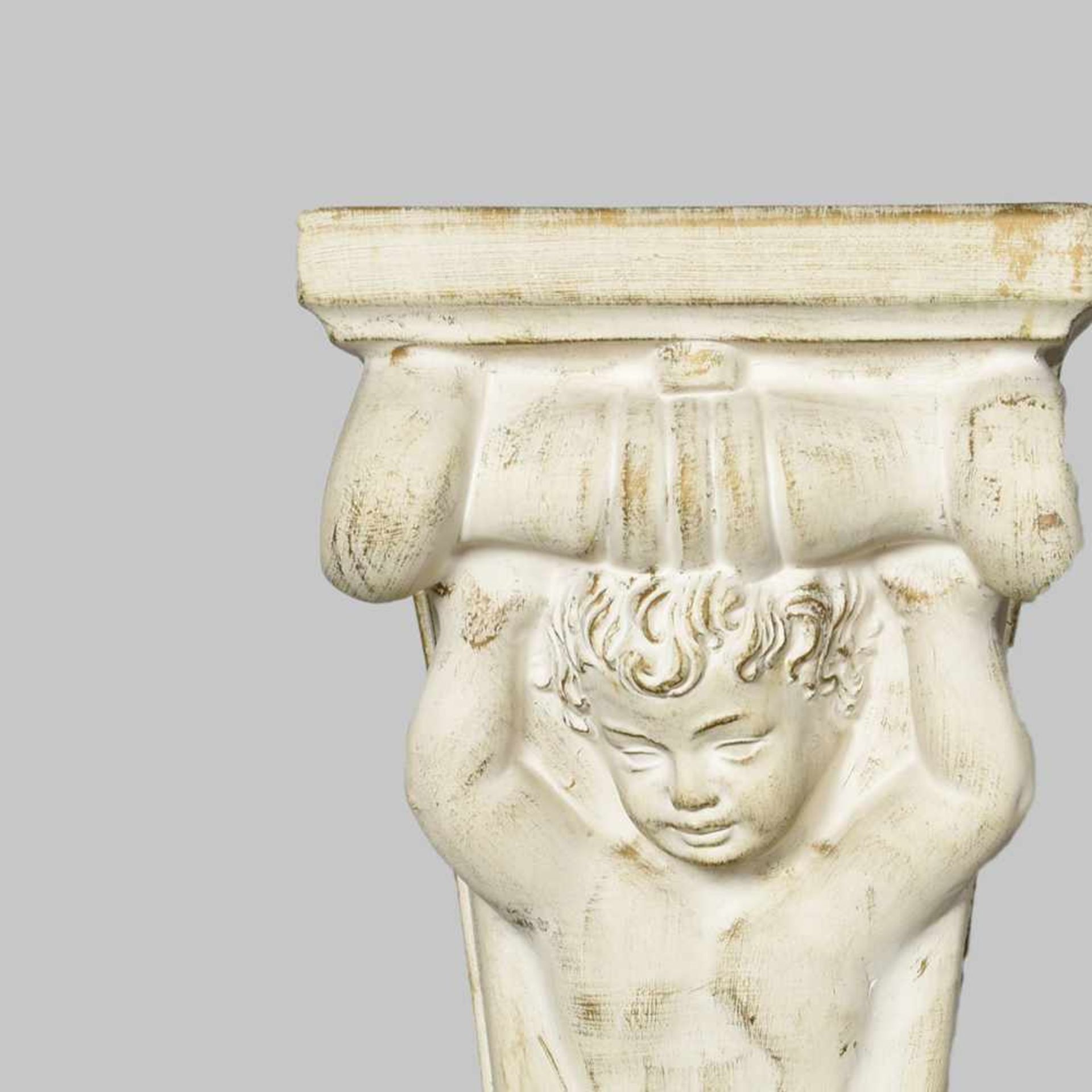 Konsole weißer Keramikguss, patiniert, in Form eines Hermenpilasters, Puttenkopf mit über dem Kopf