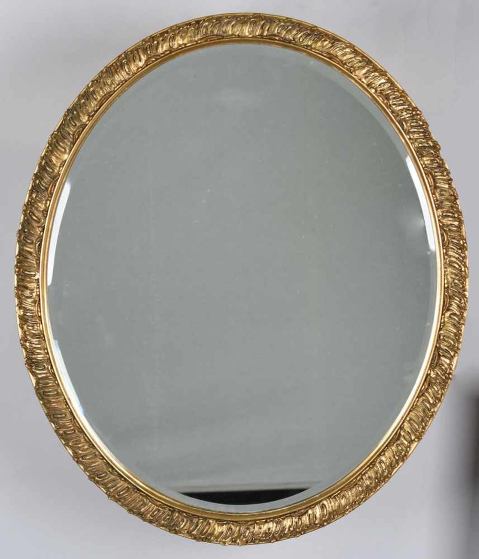 Wandspiegel ovale facettierte Spiegelfläche in goldfarbener Rocaillenrahmung, ca. 66,5 x 56,5 cm, - Bild 2 aus 2