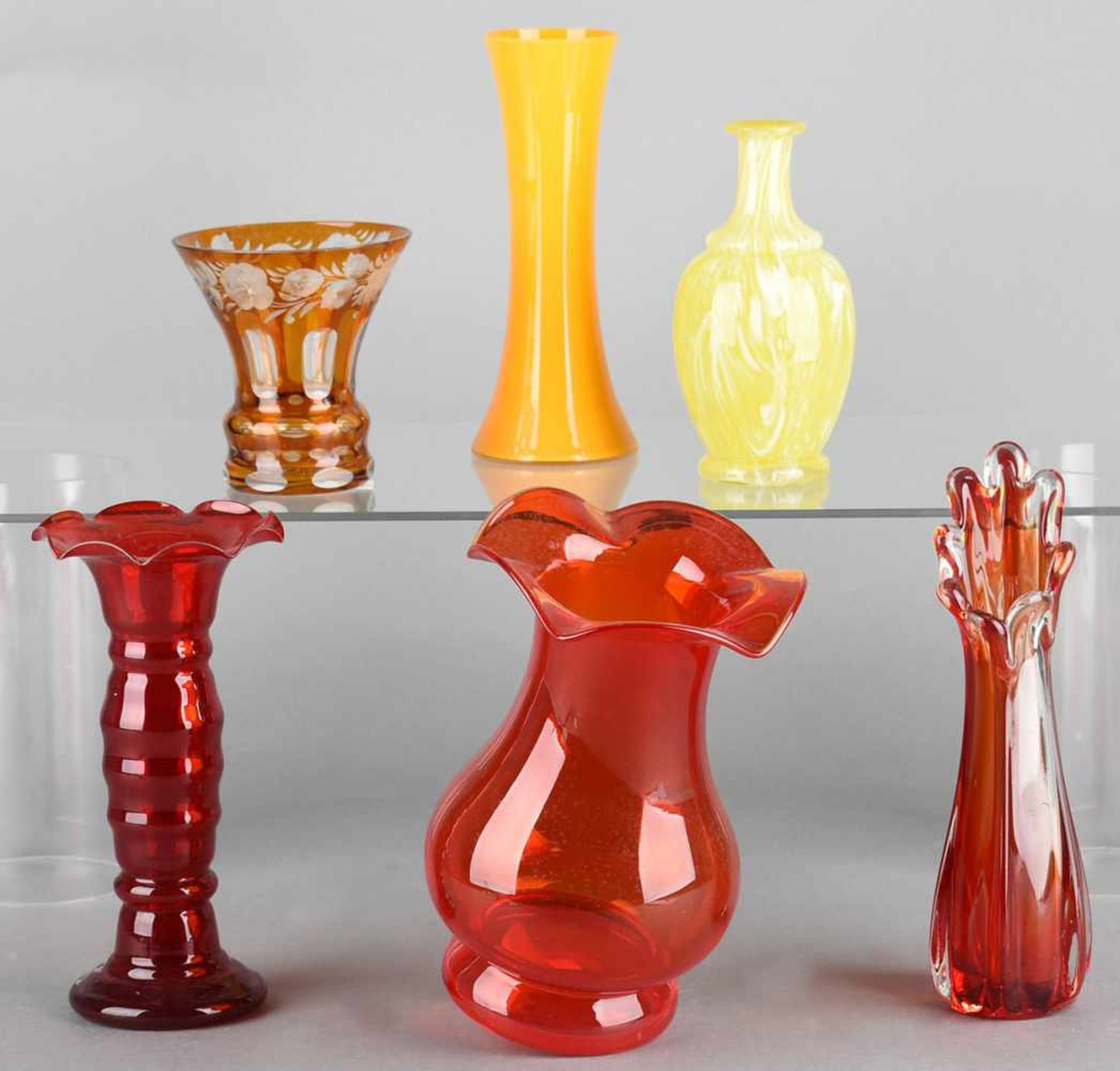 Konvolut Vasen insg. 6 Stück, Stangen-, Trichter- und gebauchte Formen in Rot- und Gelbtönen - Bild 2 aus 2