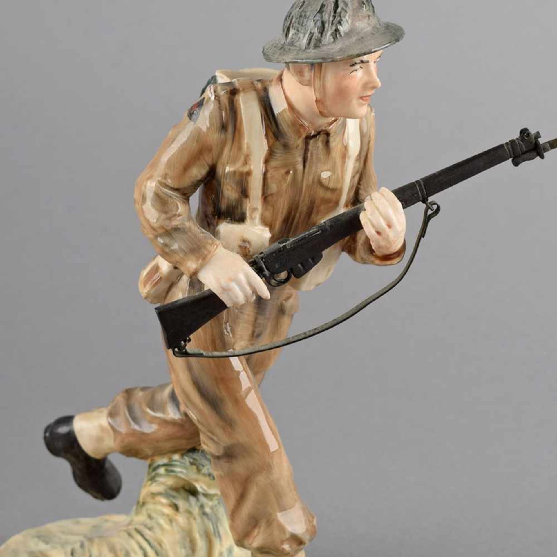 Zierfigur Soldat Hersteller: Coalport, England, Modell John Bromley, "Soldier" aus der Serie "For