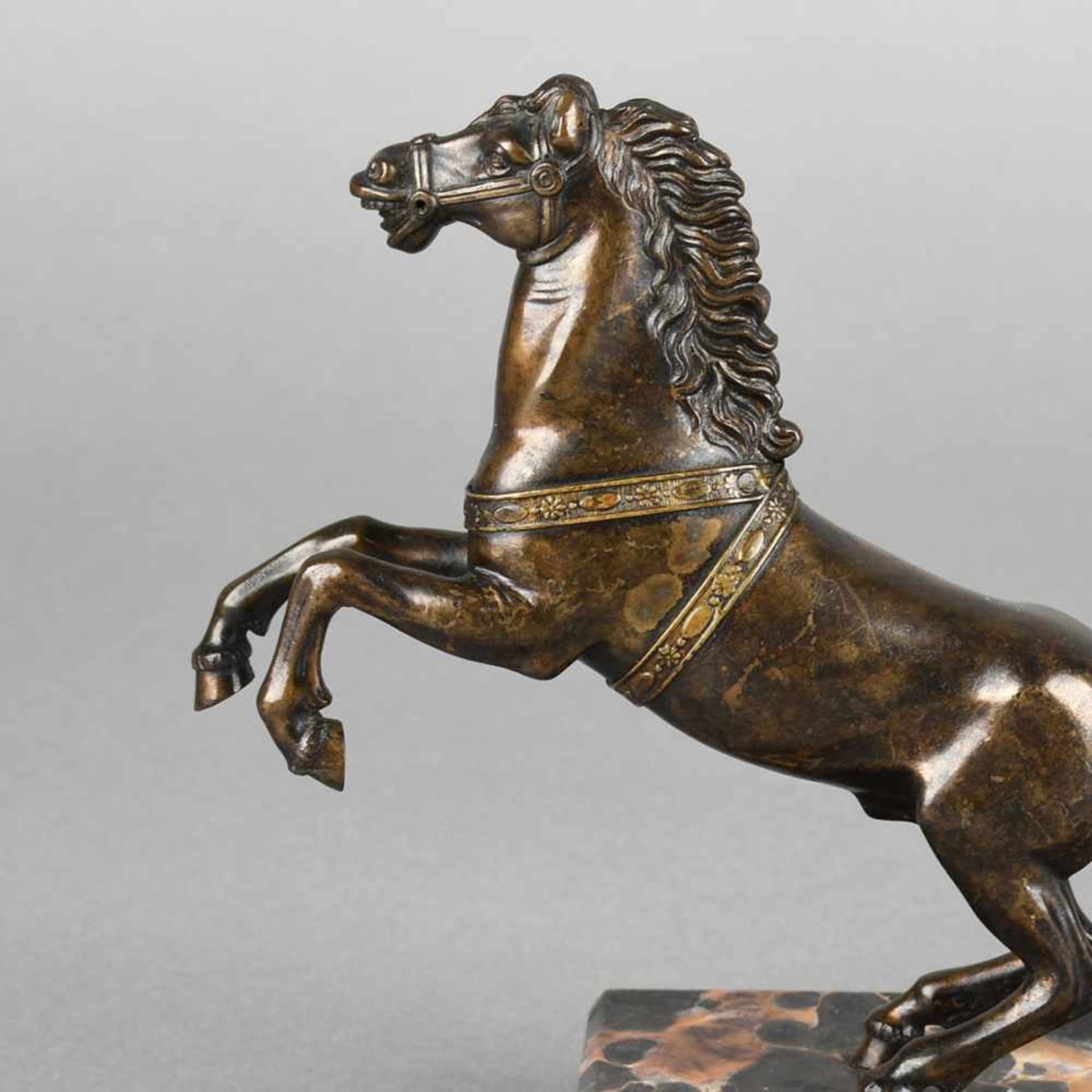 Pferdefigur Bronze dunkel patiniert, steigendes Pferd auf schwarz-braunen Steinsockel in flacher