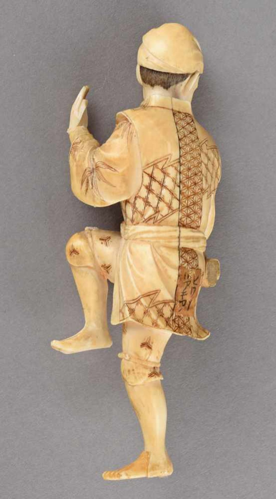 Okimono Elfenbein vollplastisch geschnitzt, asiatischer Jüngling in bewegter Kampfpose - Bild 3 aus 5