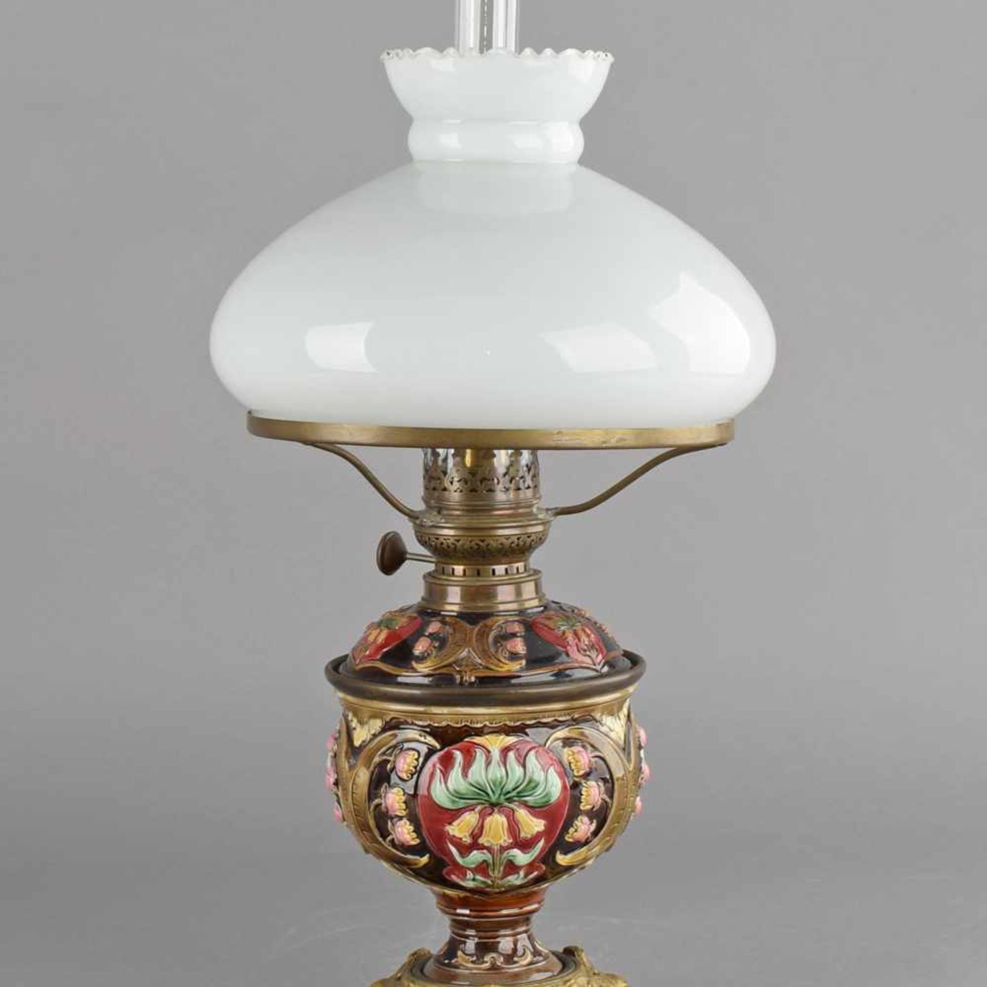 Historismus-Petroleumlampe einflammig, Korpus aus Feinsteinzeug mit reichem floral-ornamentalen