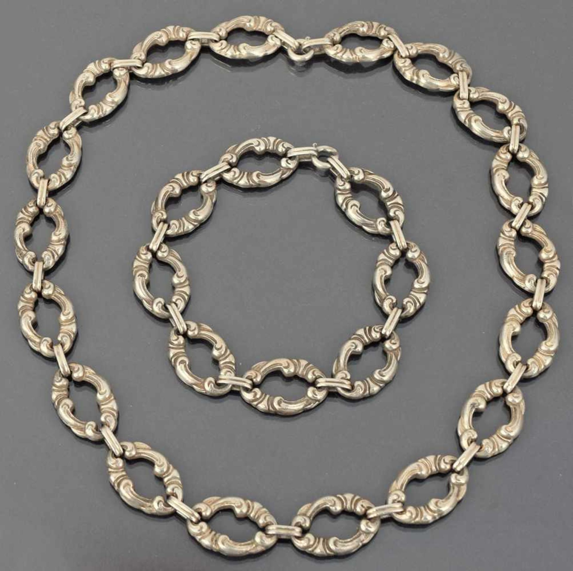 Schmuckset Silber 900, bestehend aus Collier und Armband, je ovale Ringglieder mit Volutenrelief - Bild 3 aus 3
