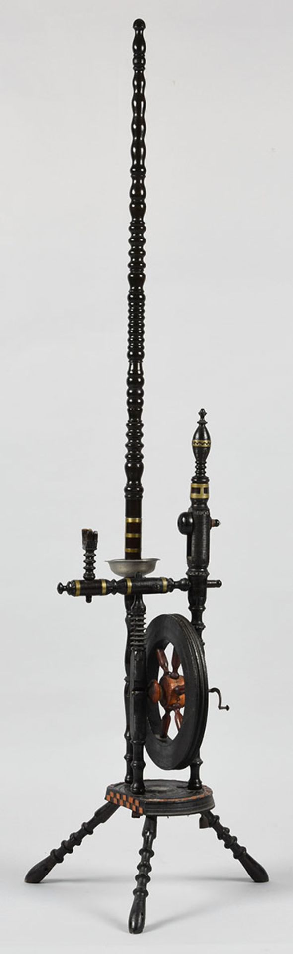 Spinnrad Holz, gedrechseltes Gestell, schwarz lackiert, dekorative Ausführung mit Messingzierbändern - Bild 2 aus 2