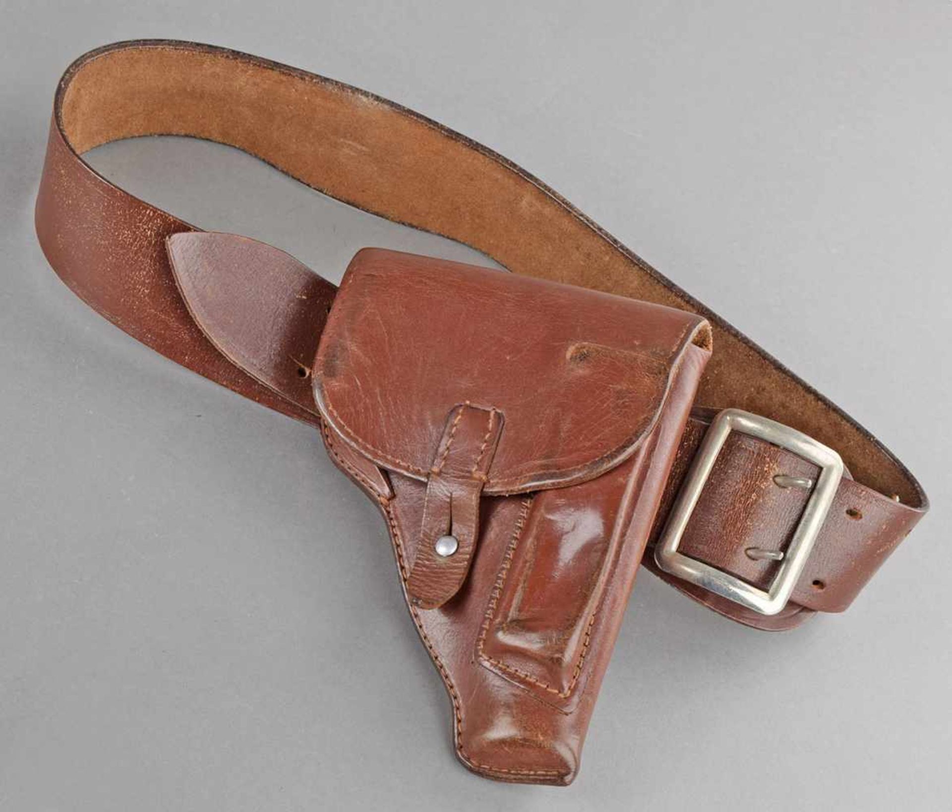 Holster mit Gürtel breiter brauner Gürtel, Pistolenholster mit Magazintasche über Lederschlaufe - Bild 2 aus 2