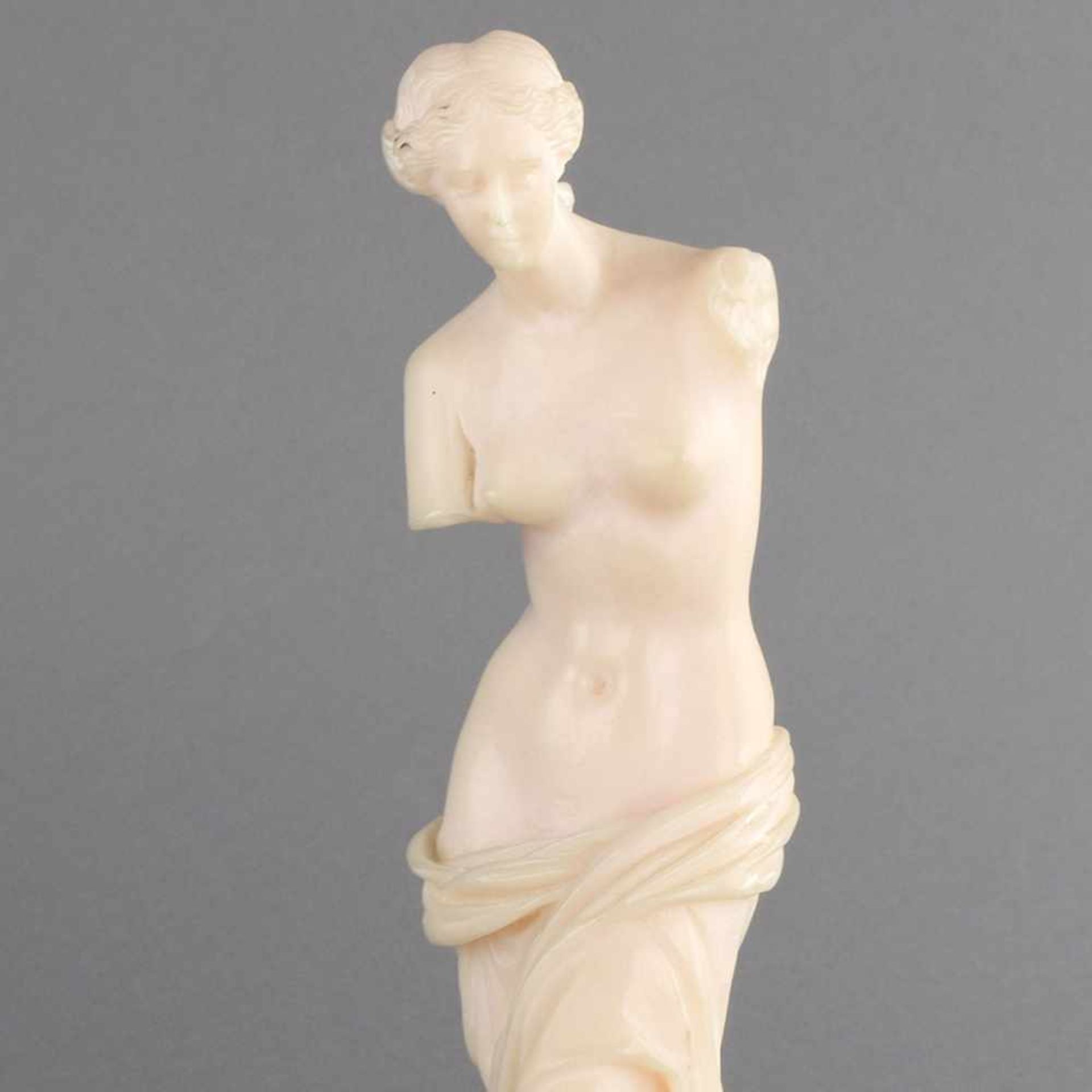 Venus alabasterfarbene Masse, nach dem bekannten antiken Vorbild der Venus von Milo, rechteckige