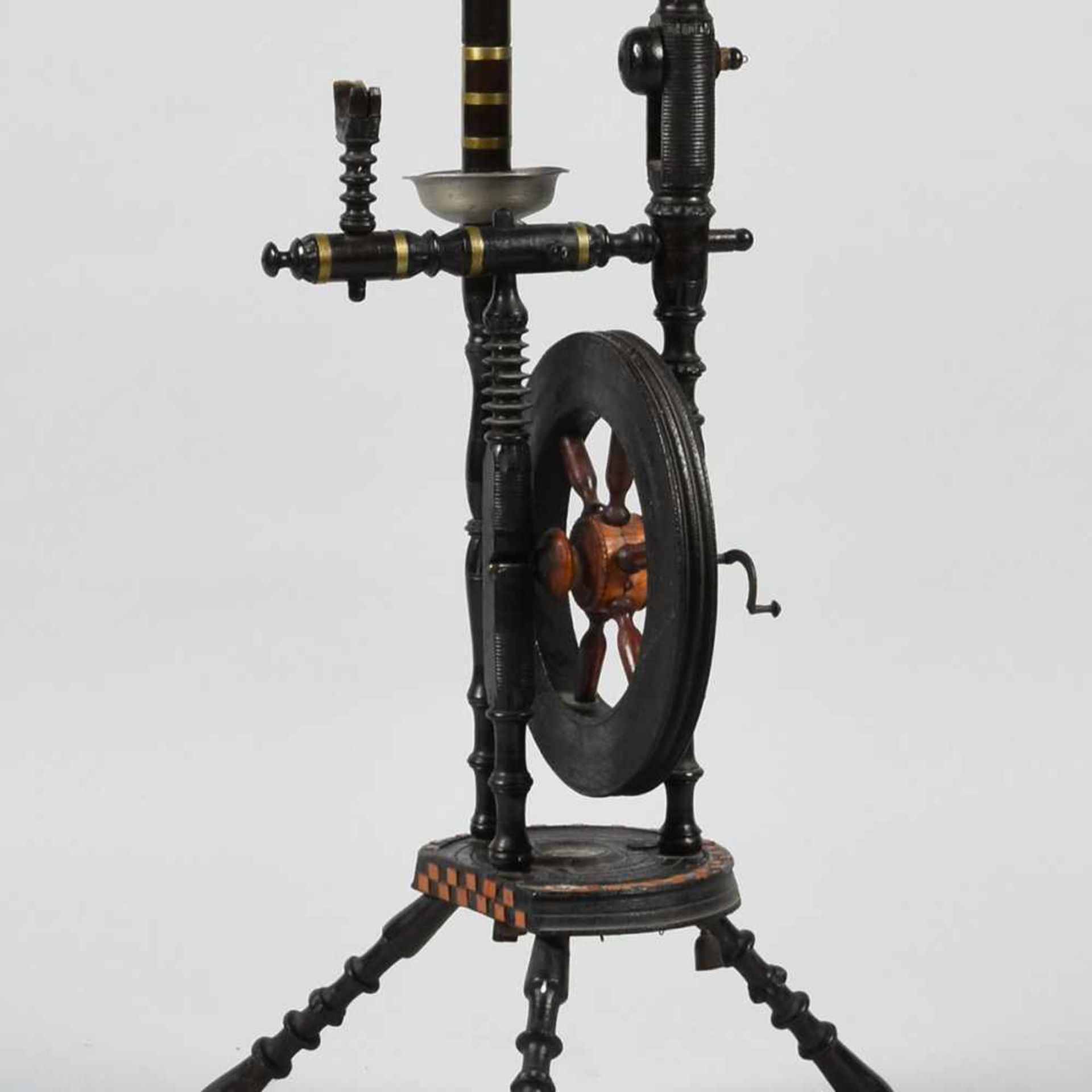Spinnrad Holz, gedrechseltes Gestell, schwarz lackiert, dekorative Ausführung mit Messingzierbändern