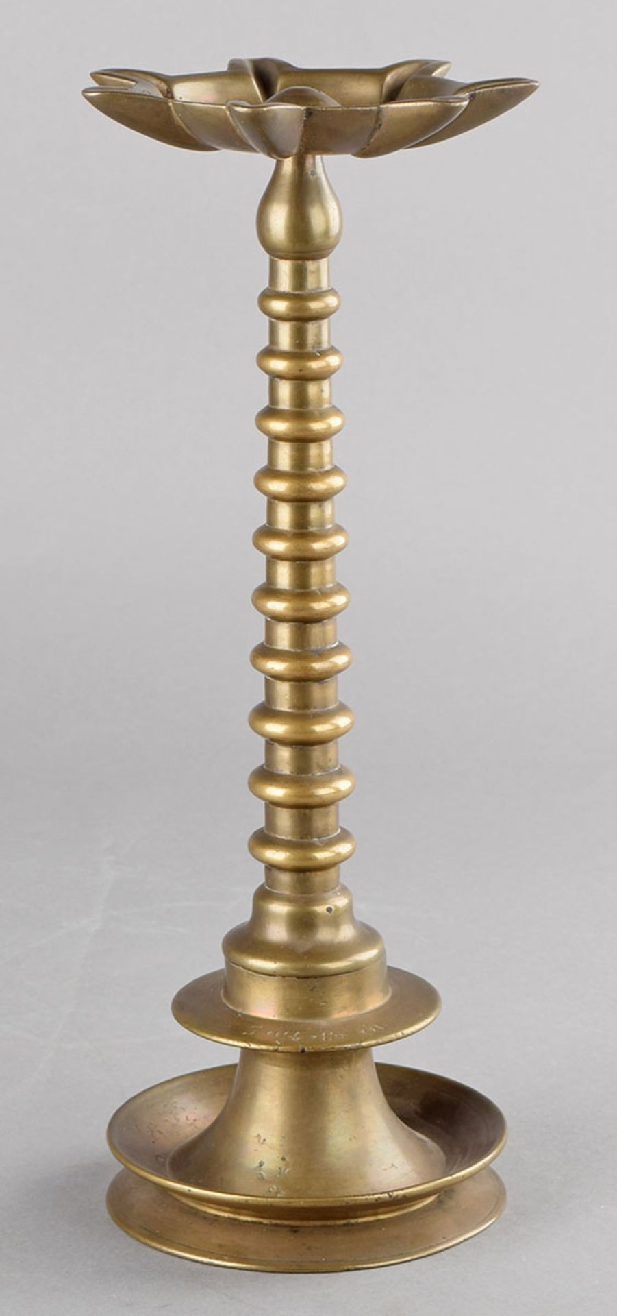 Chanukka-Leuchter Bronze, profilierter Rundfuß, in Manschette hebräische Schrift, schlanker Schaft - Bild 2 aus 2
