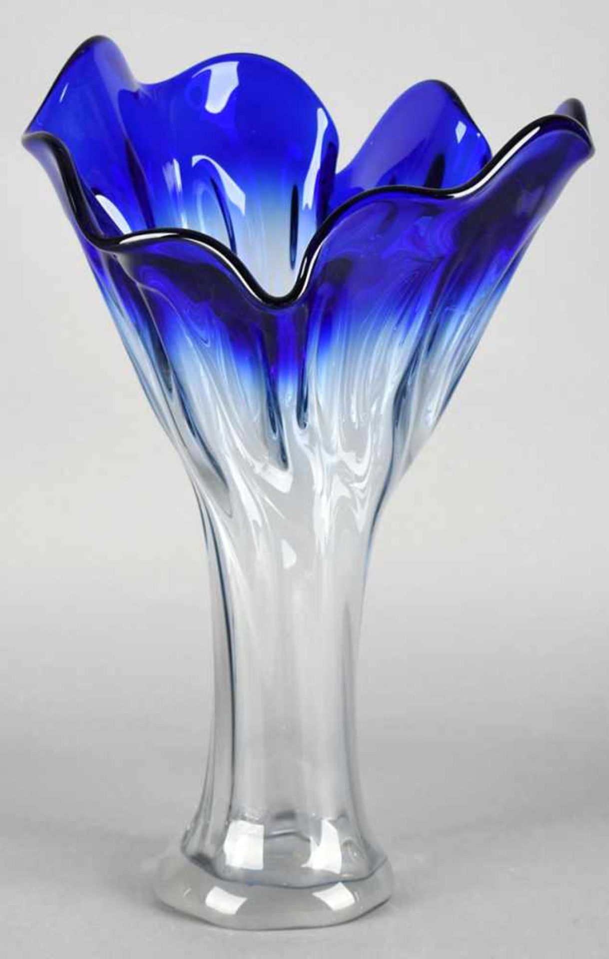 Große Vase farbloses Glas im Farbverlauf nach Blau, schwere Qualität, über ausgestelltem Stand - Bild 2 aus 2