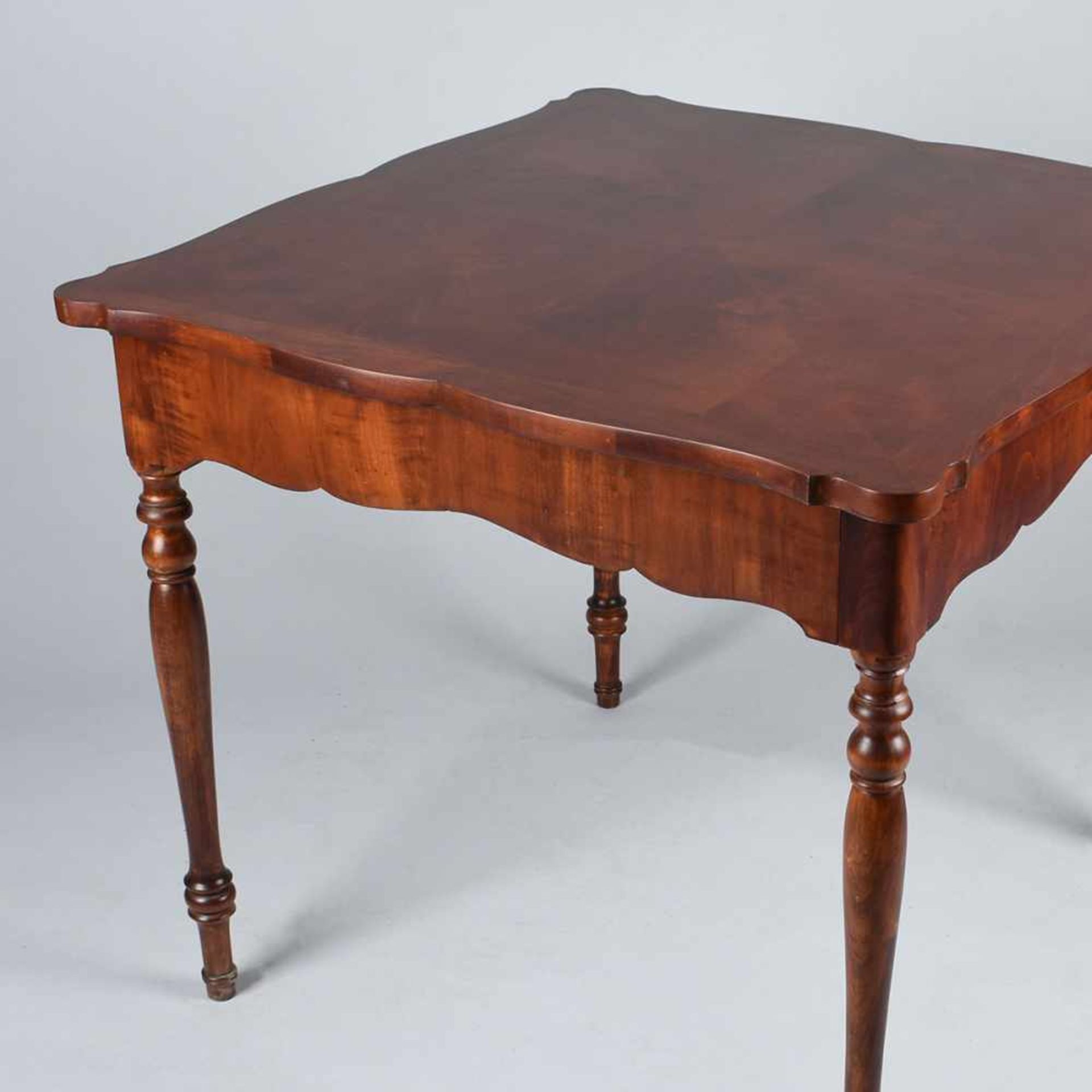 Louis-Philippe-Tisch Mahagoni? auf Nadelholz furniert, gedrechselte Beine, Zargen- und