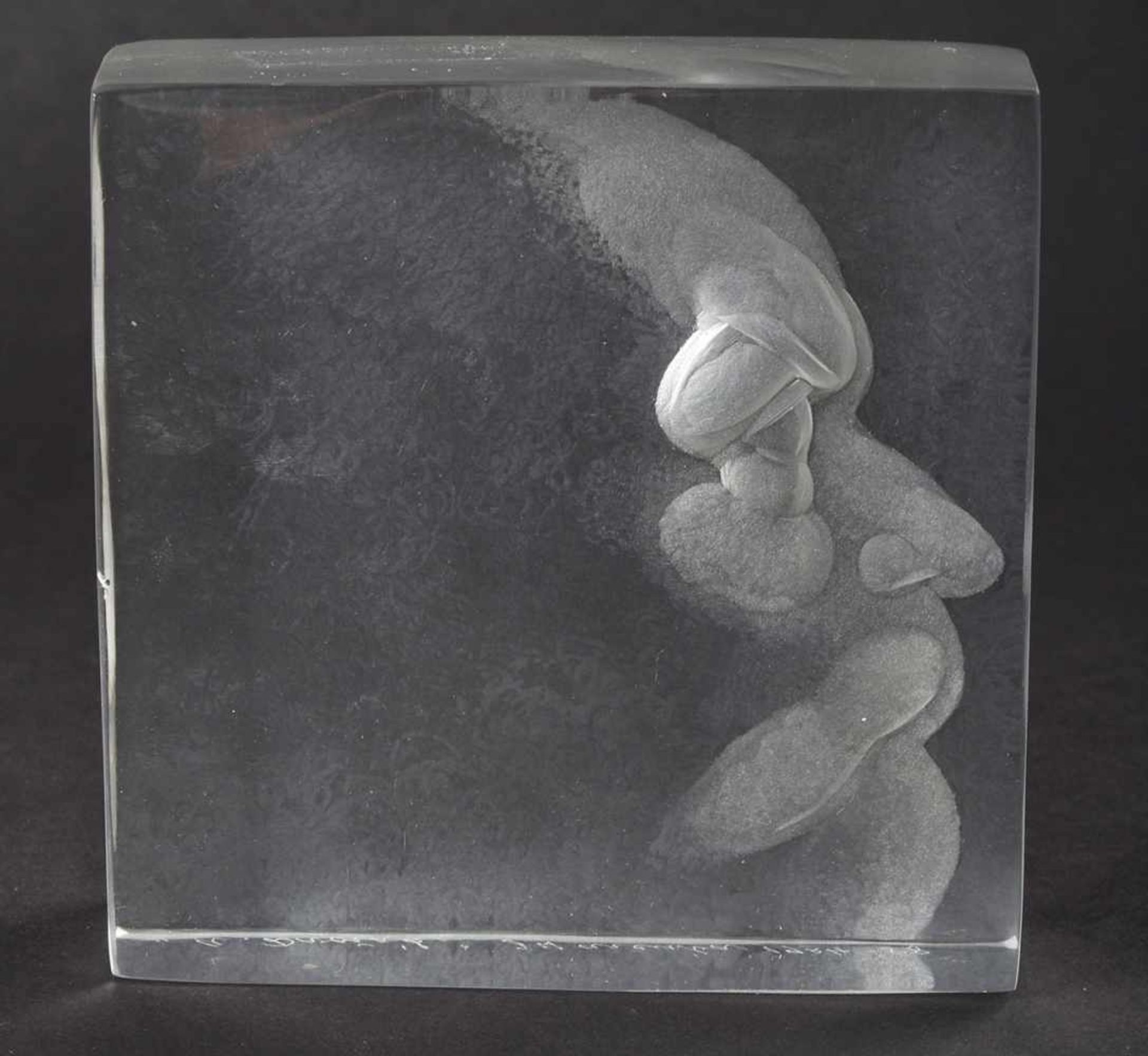 Harcuba, Jirí (1928 Harrachsdorf - 2013 Prag) polierter Glasblock, mit mattiertem Tiefschnittporträt - Bild 2 aus 2