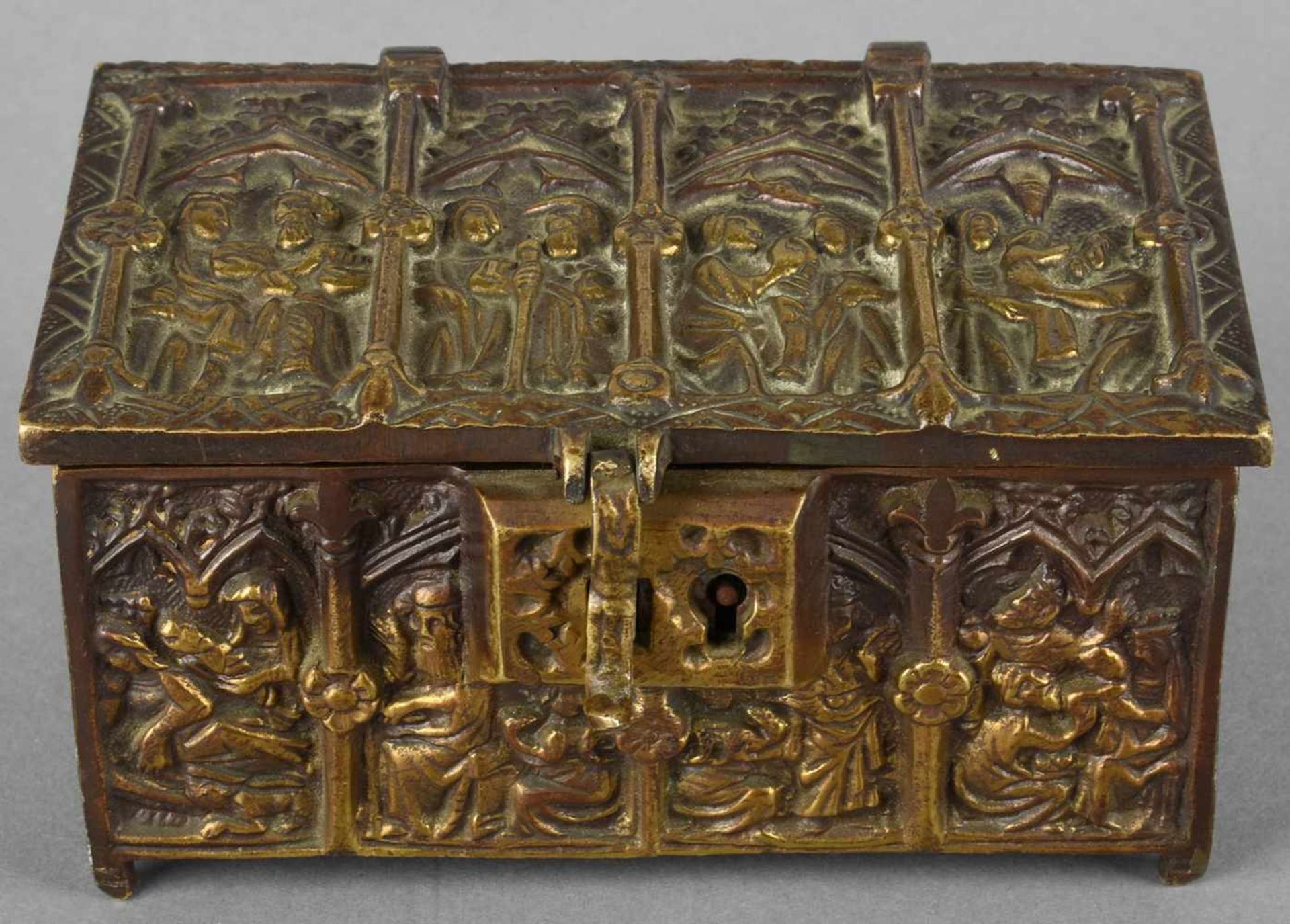 Historismus-Schatulle Bronze, vergoldet, Truhenform im gotischen Stil, in den Flächen reicher - Bild 3 aus 3