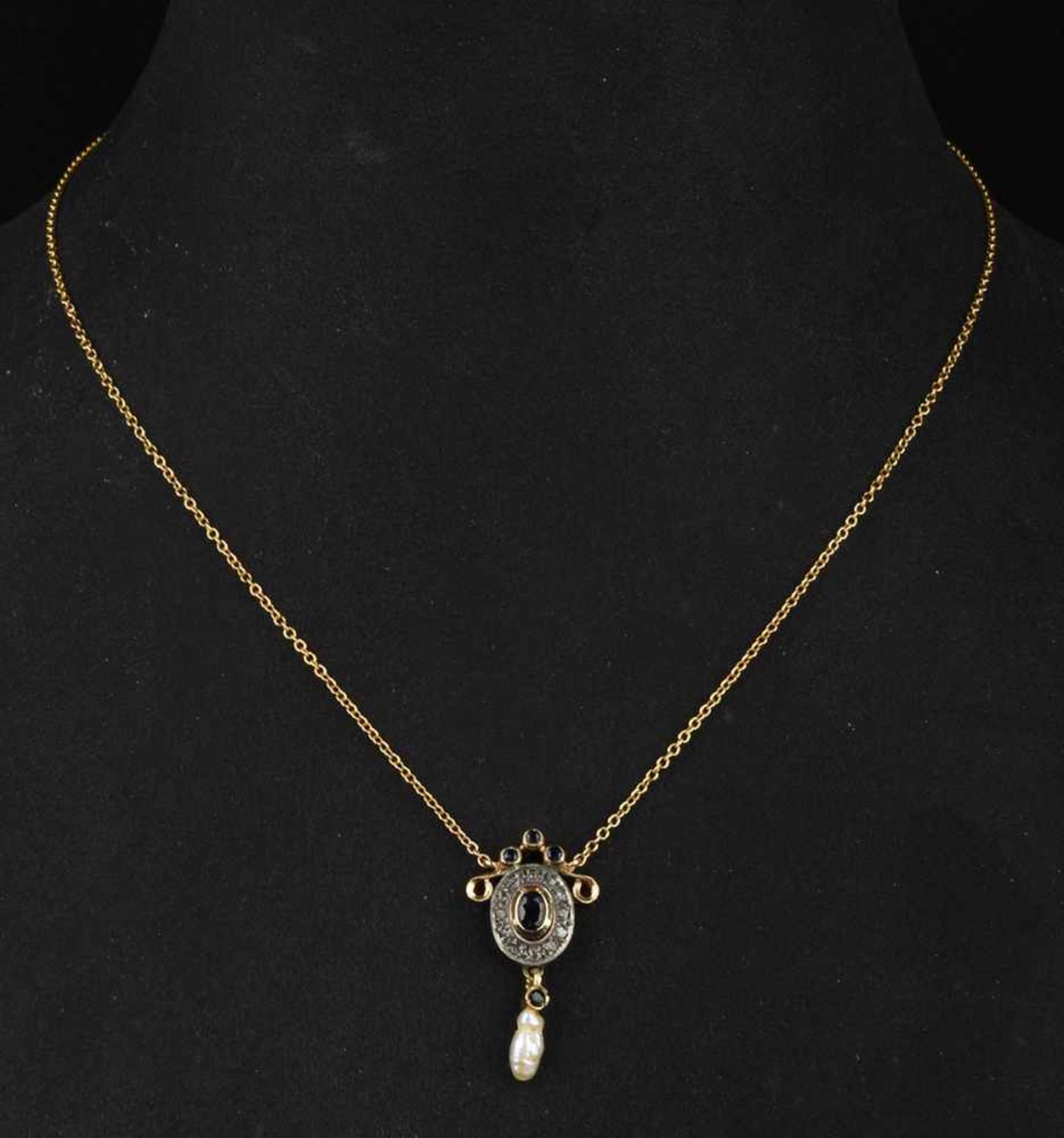 Jugendstil-Collier GG 585 und Silber 800 geprüft, ovale Colliermitte geschmückt mit 12 Diamantrosen, - Bild 2 aus 3