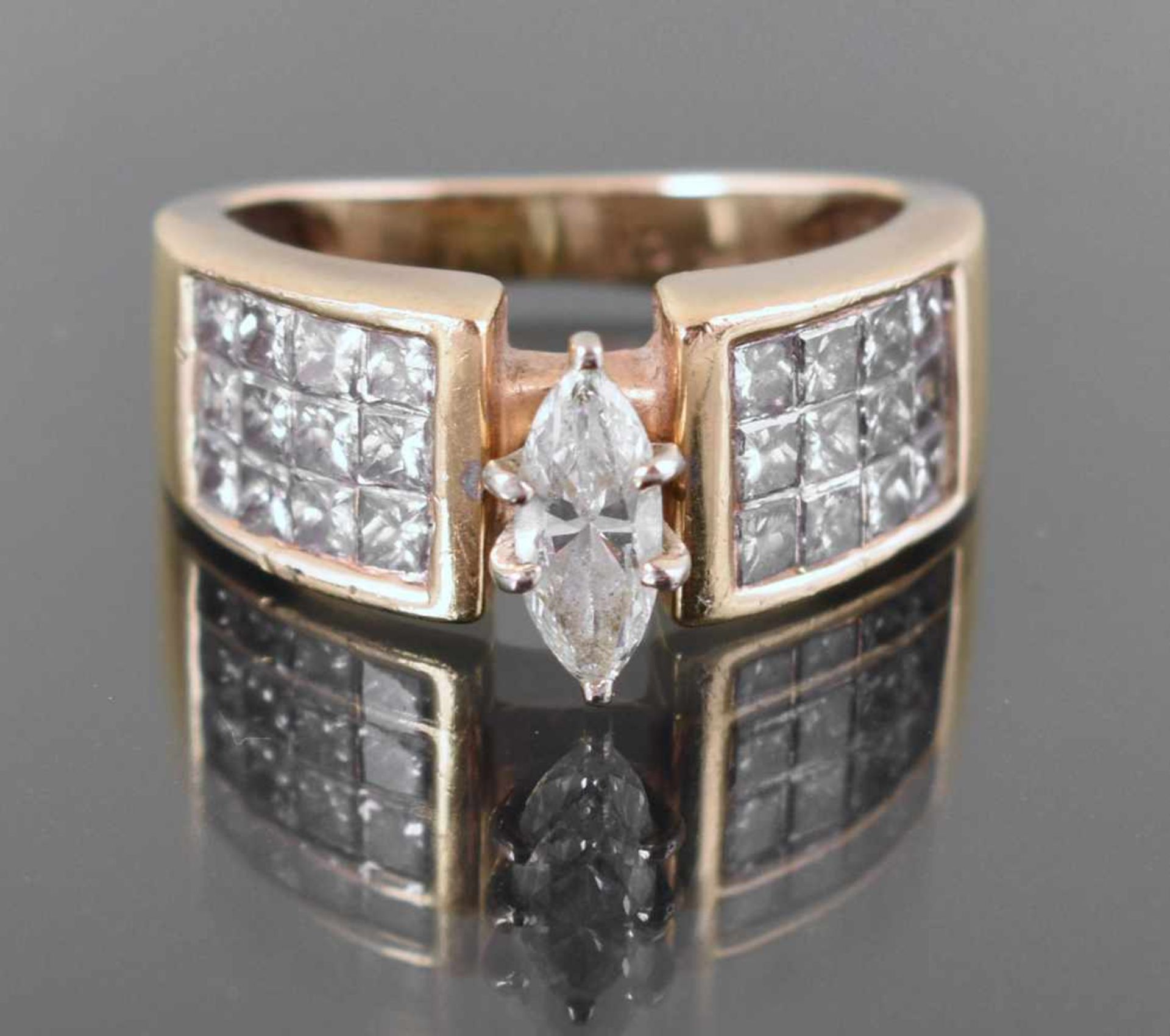 Diamantring GG 585, navetteförmig facettierter Diamant in hoher Krappenfassung thronend zwischen der - Bild 3 aus 3