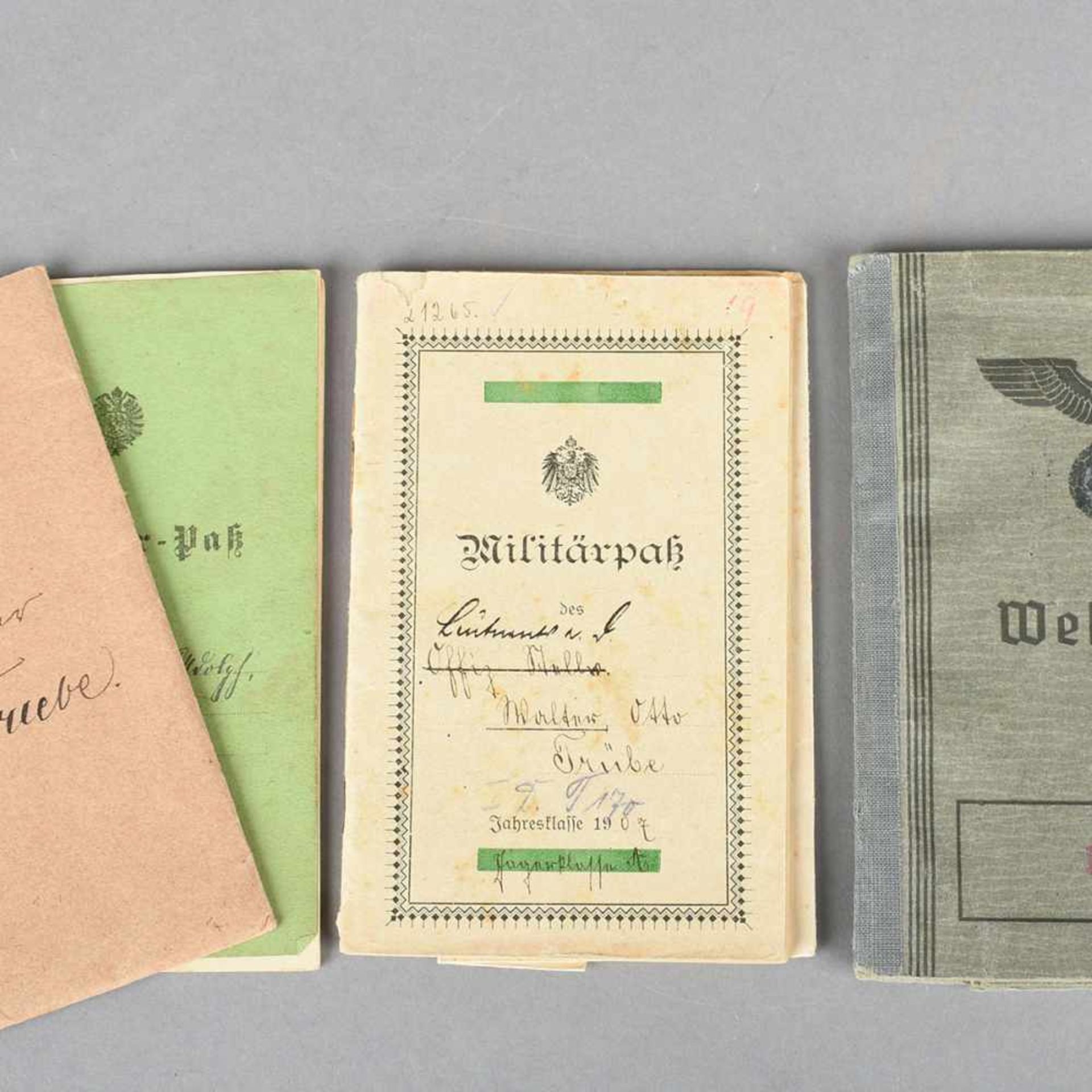 Historische Militärpässe insg. 3 versch. Ausgaben mit Eintragungen, 1 x 1875, 1 x 1907 sowie 1 x