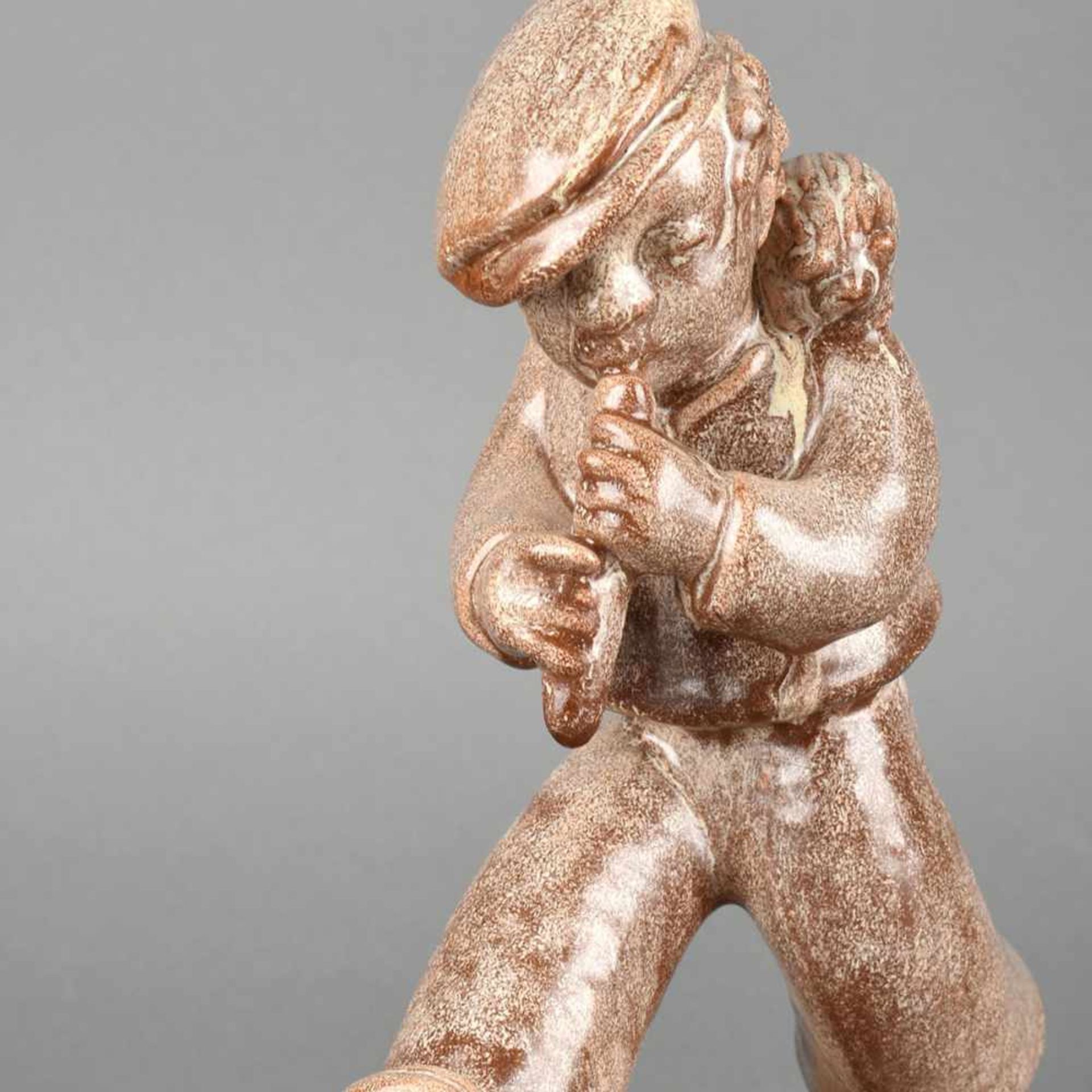 Flötenspieler Hersteller: Mosbacher Keramik (Pressmarke), roter Scherben, flötender Junge in der