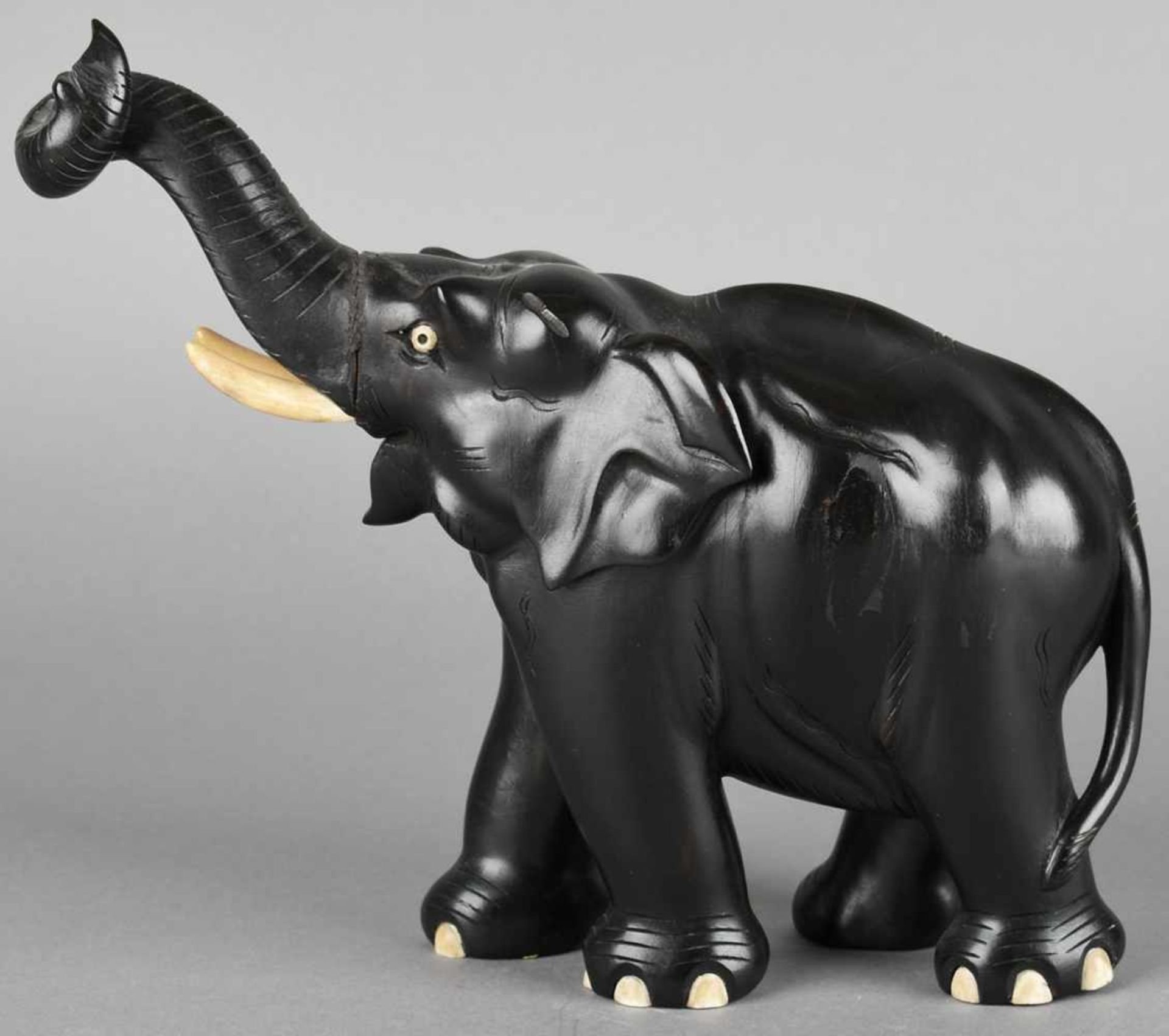 Elefantenfigur Tropenholz, geschnitzt und schwarz bemalt, schreitender Elefant mit erhobenem Rüssel, - Bild 3 aus 3
