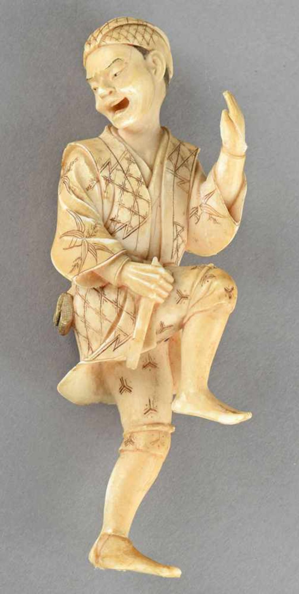 Okimono Elfenbein vollplastisch geschnitzt, asiatischer Jüngling in bewegter Kampfpose - Bild 2 aus 5