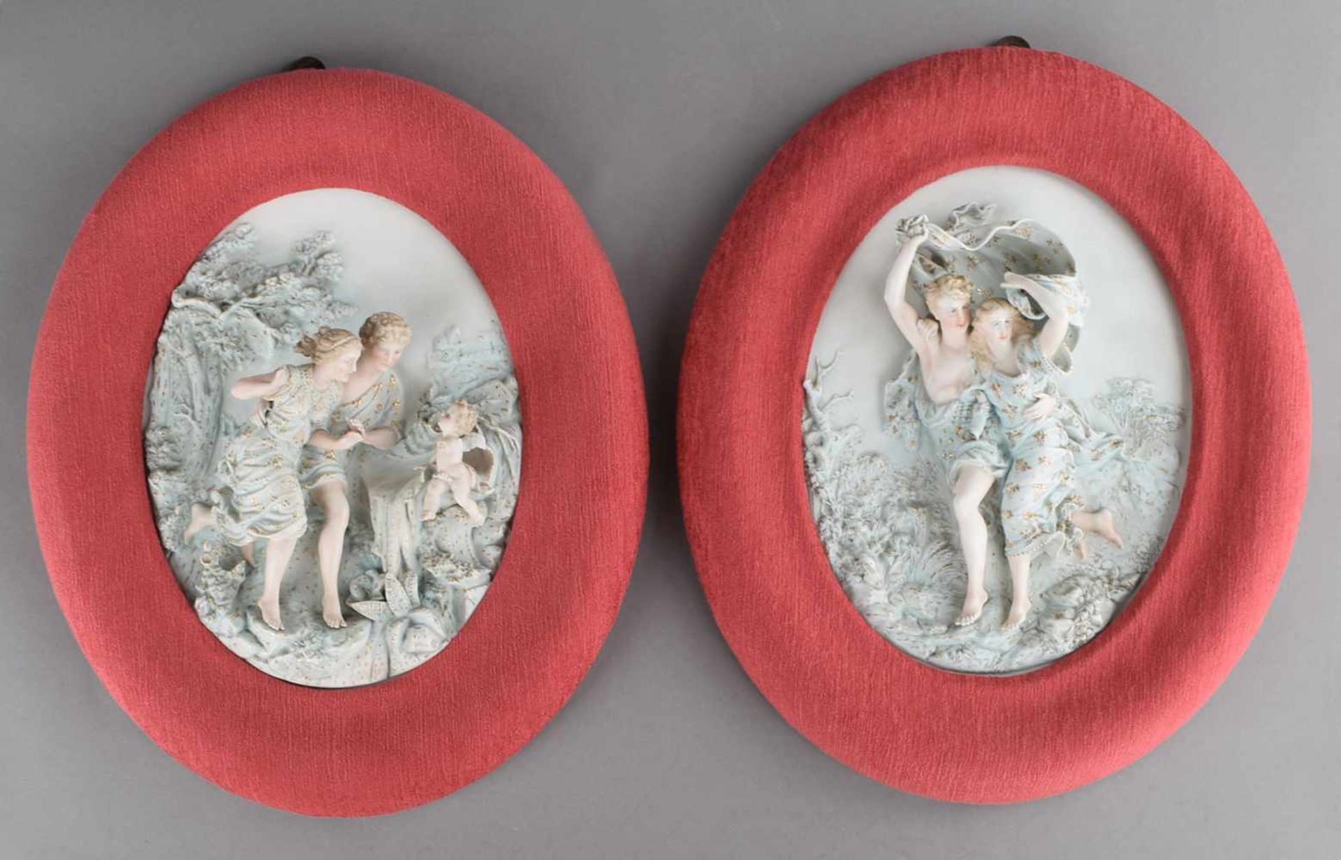 Paar Reliefbilder ovale Ziermedaillons mit halbplastischen Figurenszenen, je junges Paar in - Bild 2 aus 2