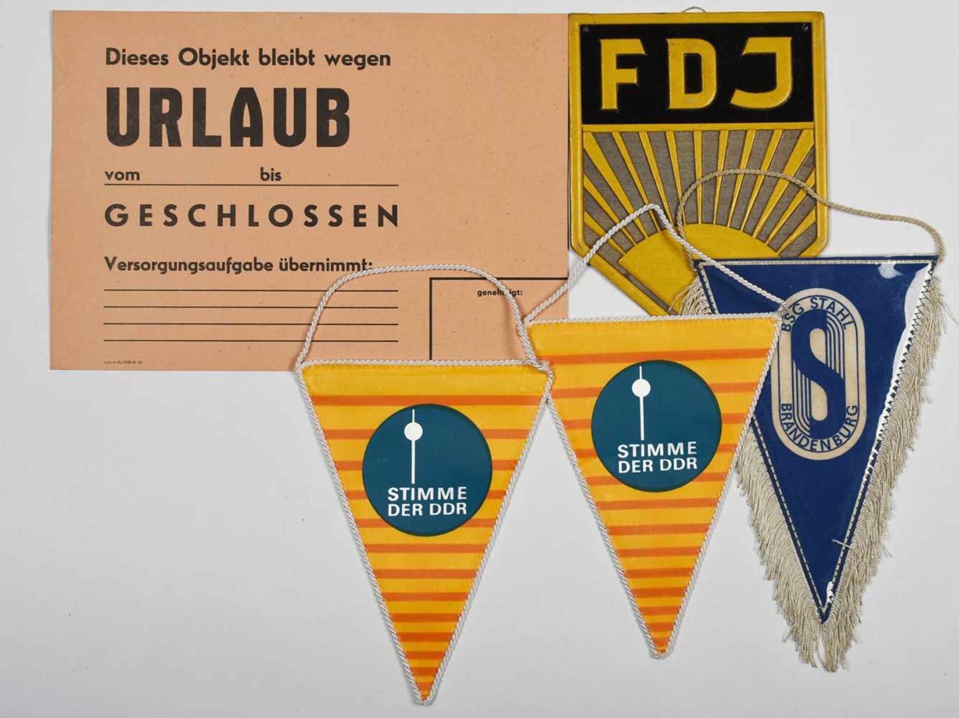 Konvolut DDR-Erinnerungsstücke dabei: versch. Wimpel, u.a. "Stimme der DDR" und "FDJ", gedrucktes - Bild 2 aus 4