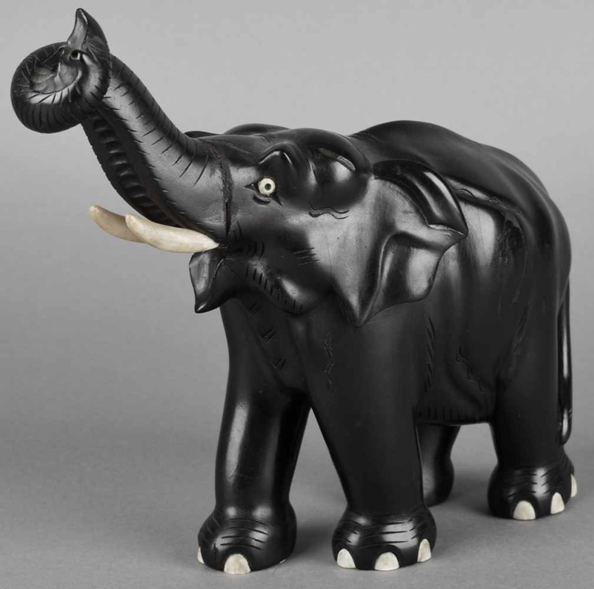 Elefantenfigur Tropenholz, geschnitzt und schwarz bemalt, schreitender Elefant mit erhobenem Rüssel, - Bild 2 aus 3