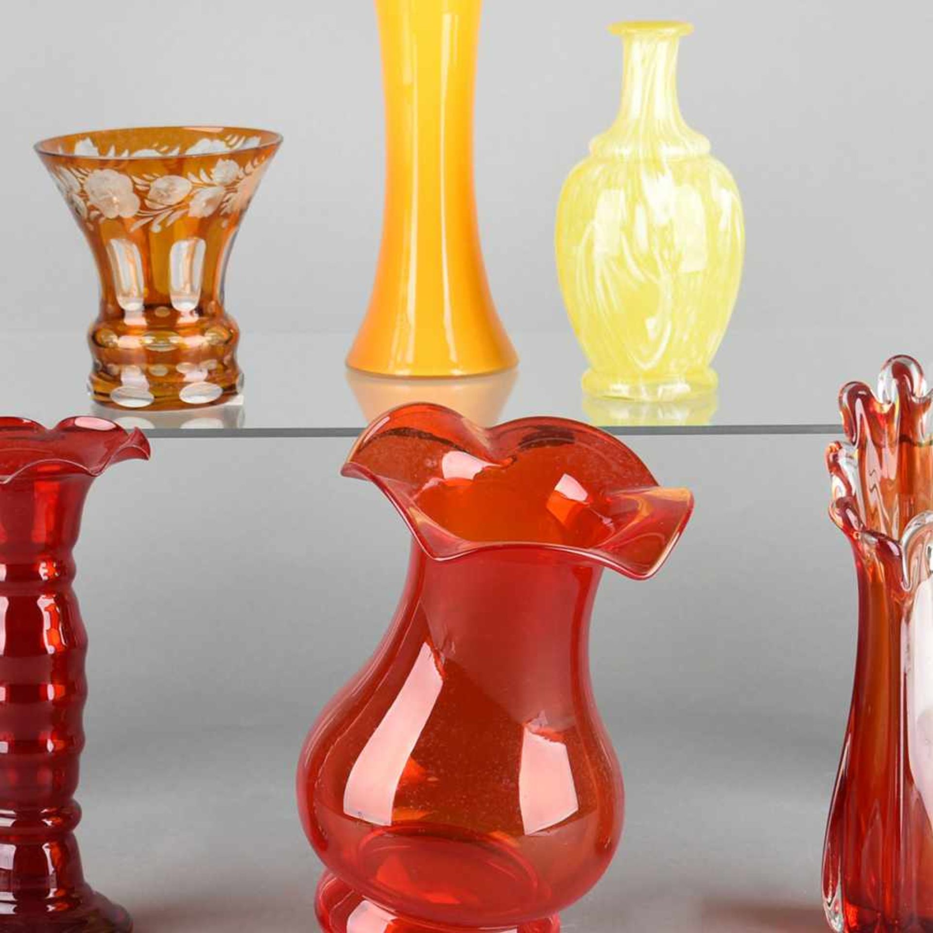 Konvolut Vasen insg. 6 Stück, Stangen-, Trichter- und gebauchte Formen in Rot- und Gelbtönen