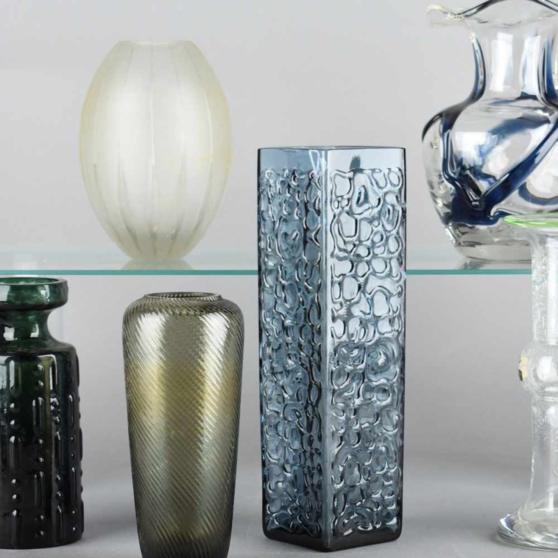 Konvolut Vasen untersch. Ausformungen und Gestaltungen, in Blau, Grün bzw. aus Klarglas, 1