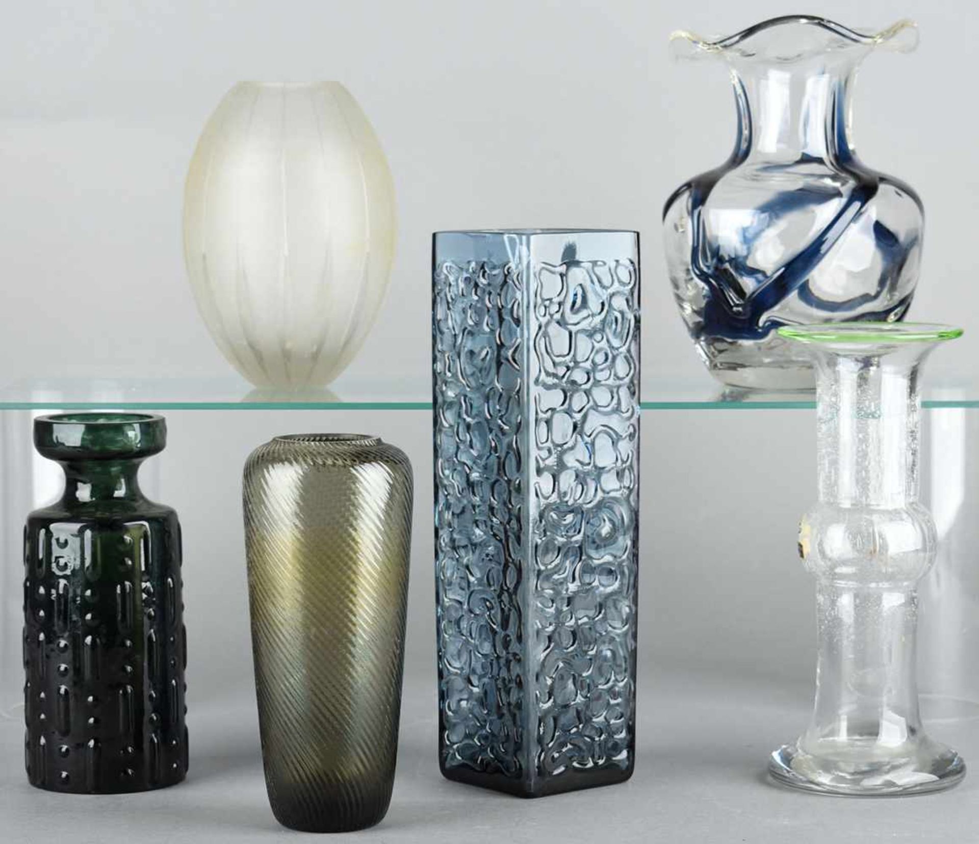 Konvolut Vasen untersch. Ausformungen und Gestaltungen, in Blau, Grün bzw. aus Klarglas, 1 - Bild 2 aus 2
