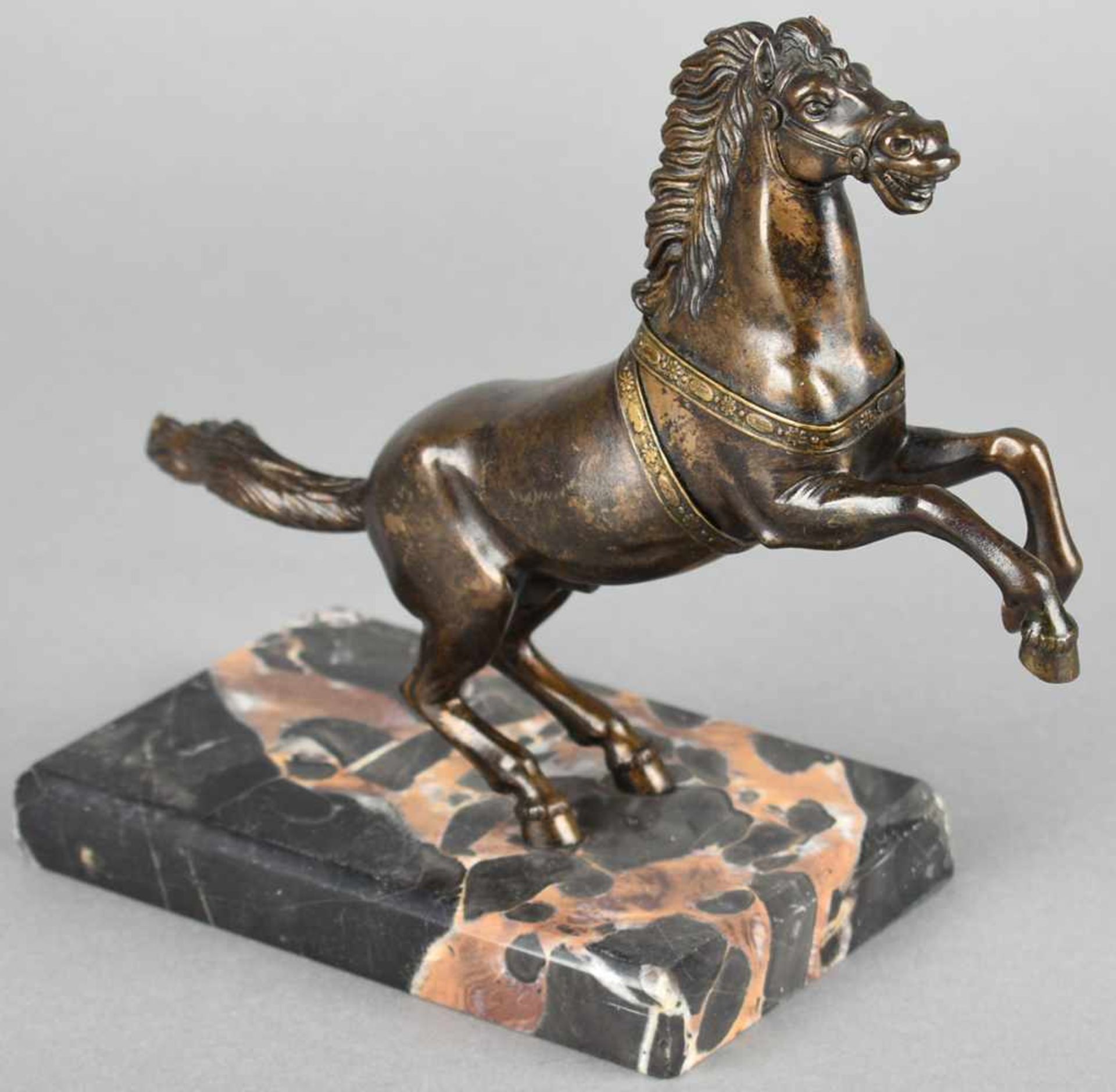 Pferdefigur Bronze dunkel patiniert, steigendes Pferd auf schwarz-braunen Steinsockel in flacher - Bild 3 aus 3