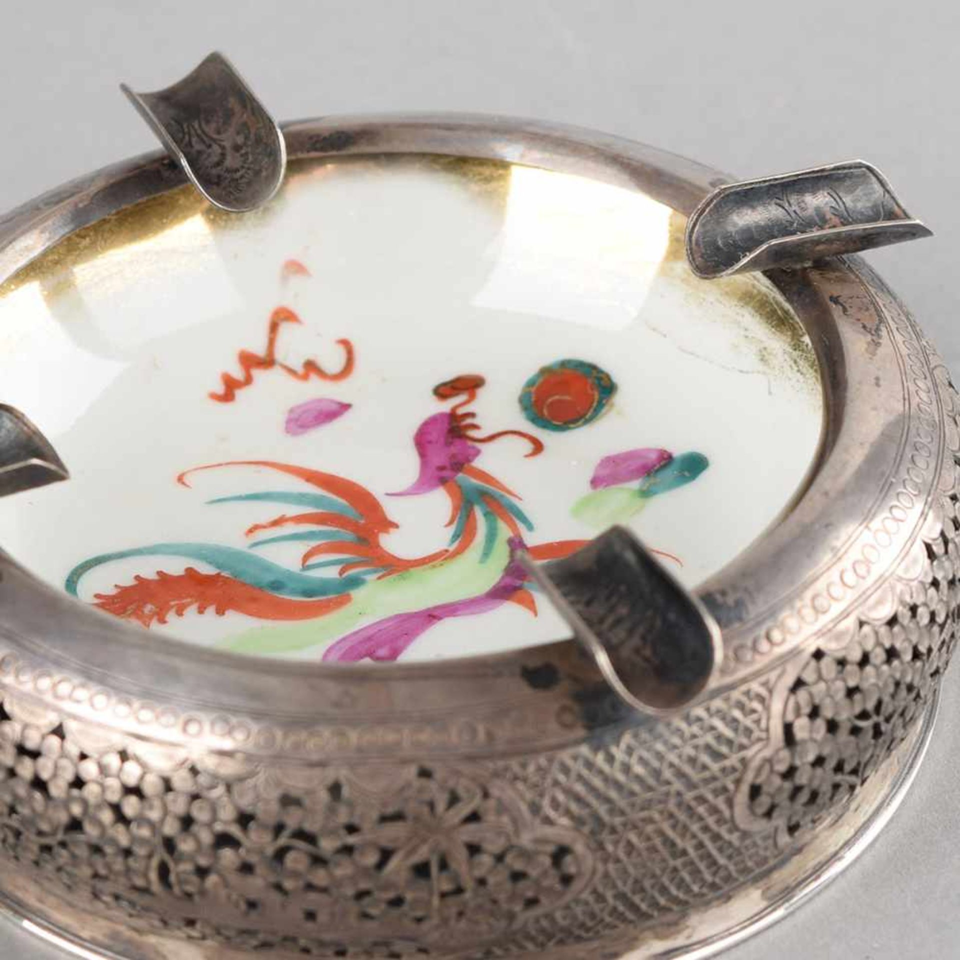 Aschenbecher Silber 900, gemarkt "Vietnam", runde Silberfassung mit asiatischem Landschaftsmotiv,
