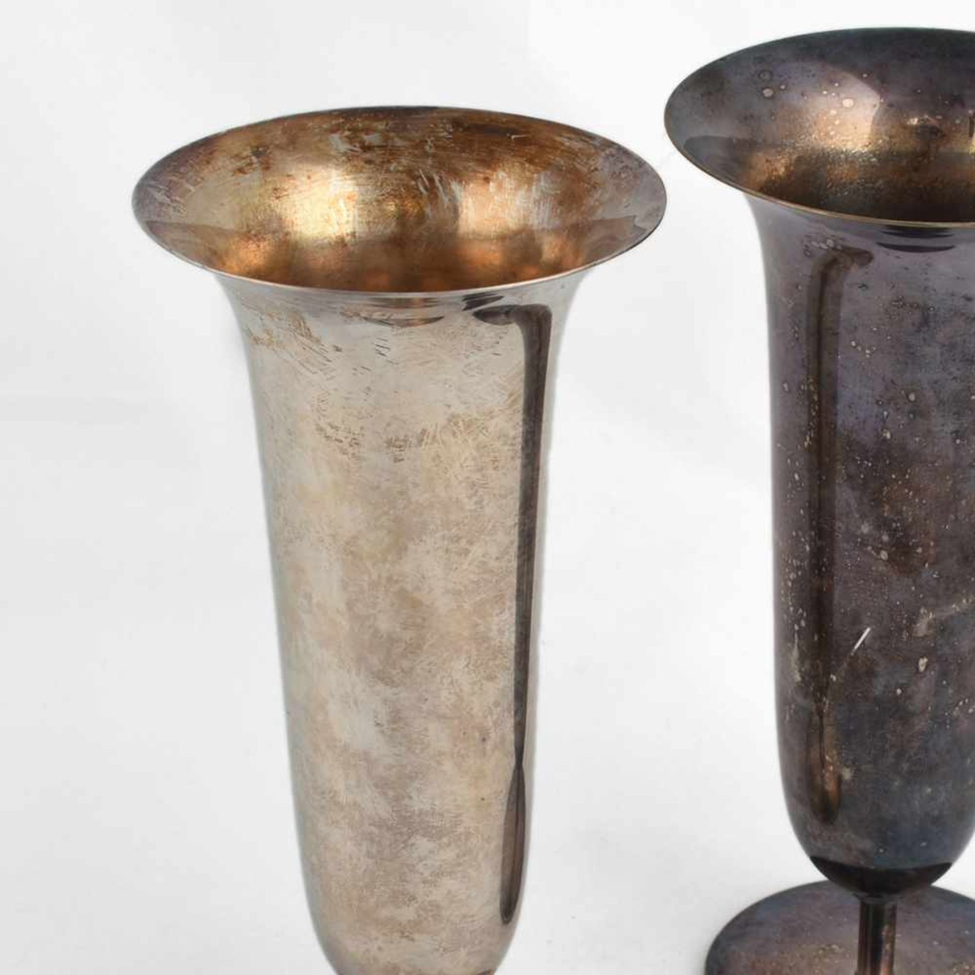 Paar Vasen WMF, Geislingen (1 x ungemarkt), Entwurf Fritz August Breuhaus de Groot, Metall