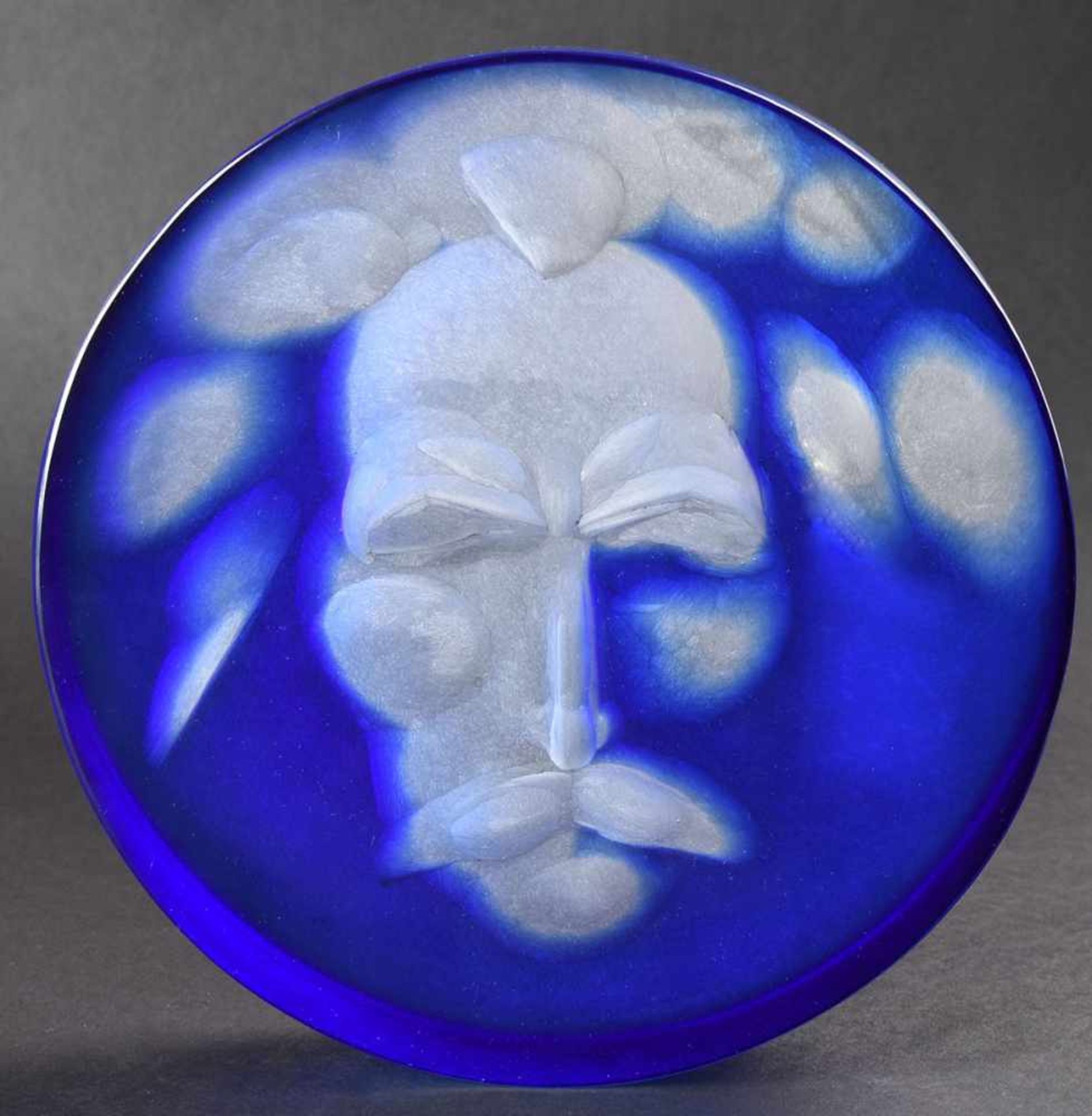 Harcuba, Jirí (1928 Harrachsdorf - 2013 Prag) polierter, runder Glasblock, blau unterfangen, rs. mit - Bild 2 aus 2