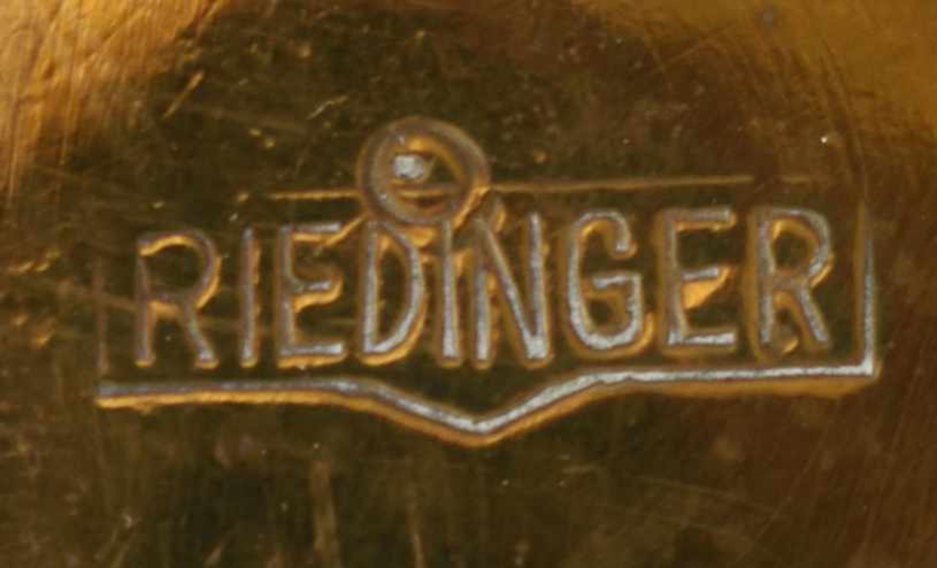 Keksdose gemarkt: Riedinger, Messing, innen verzinnt, auf 3 verzierten Füßen konischer Korpus, - Bild 3 aus 3