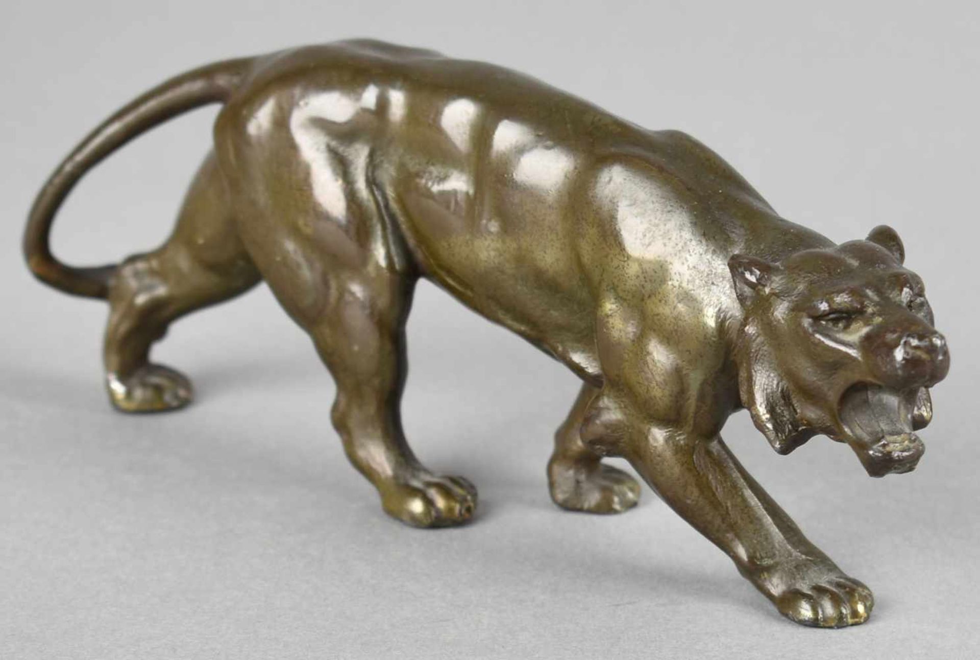 Raubkatze Weißguss bronziert, fauchender Jaguar in schreitender Bewegung, Standflächen leicht - Bild 2 aus 3