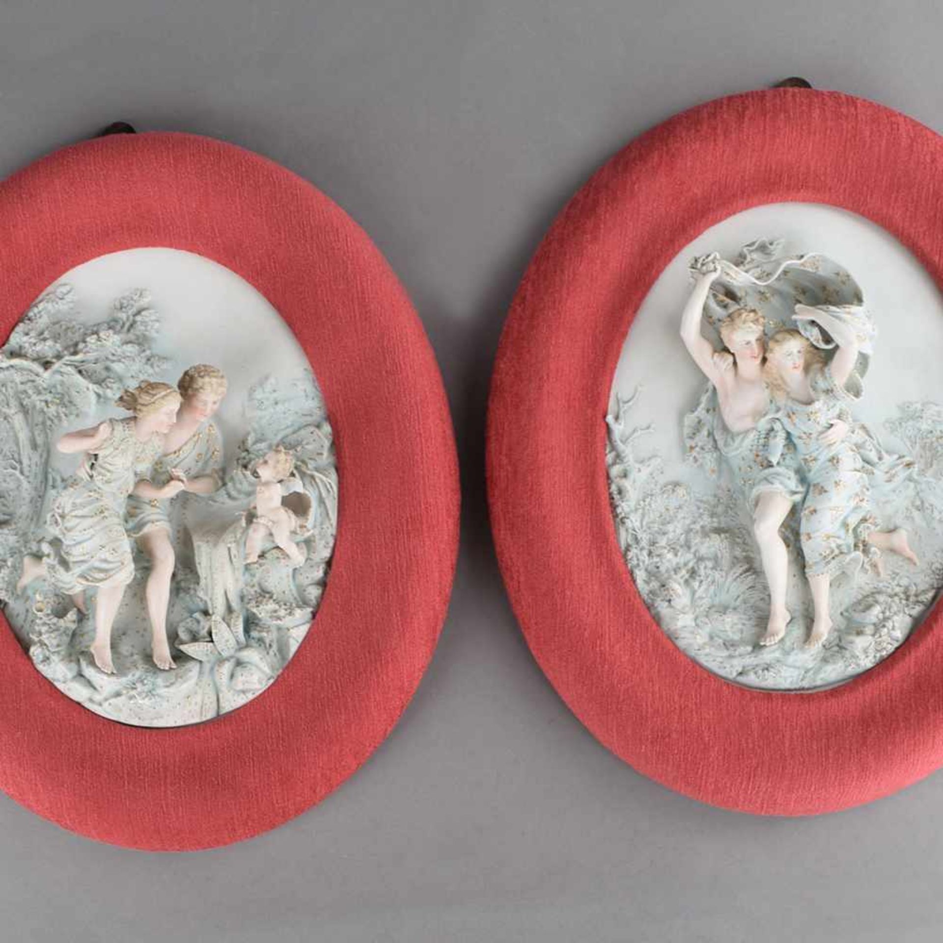 Paar Reliefbilder ovale Ziermedaillons mit halbplastischen Figurenszenen, je junges Paar in