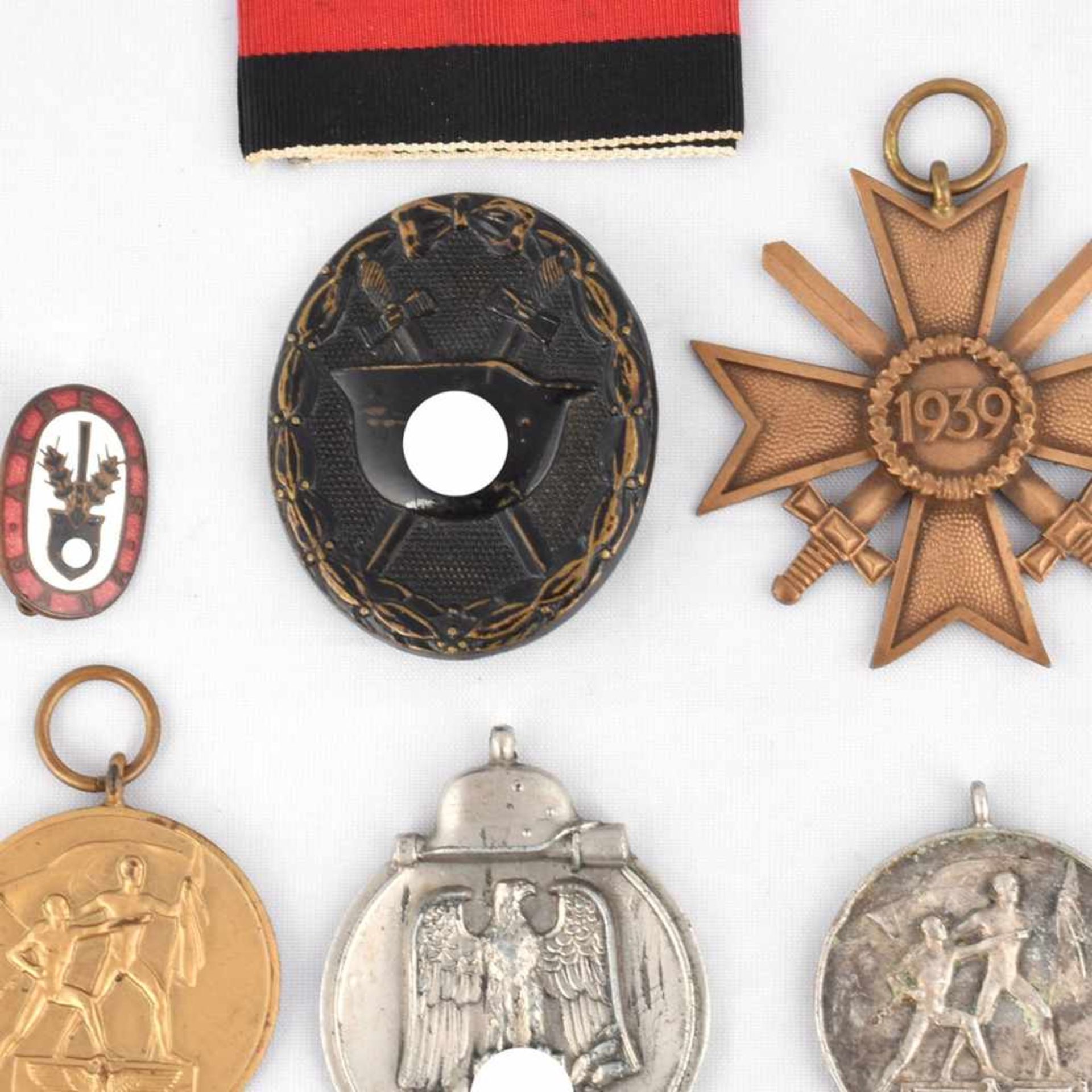 Konvolut Militaria III. Reich insg. 6 Auszeichnungen und Abzeichen, dabei u.a.: 1 x Medaille "