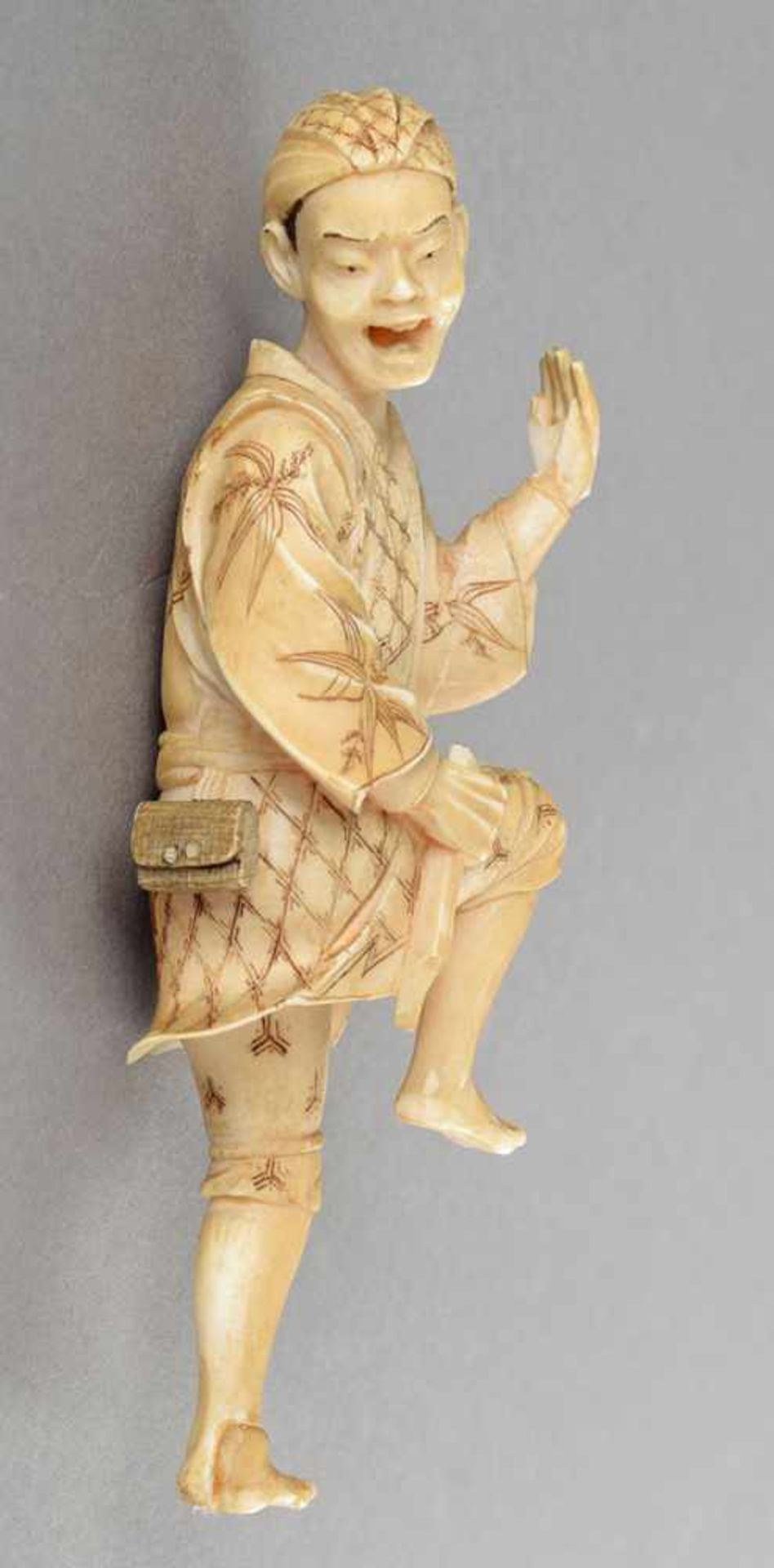 Okimono Elfenbein vollplastisch geschnitzt, asiatischer Jüngling in bewegter Kampfpose - Bild 4 aus 5