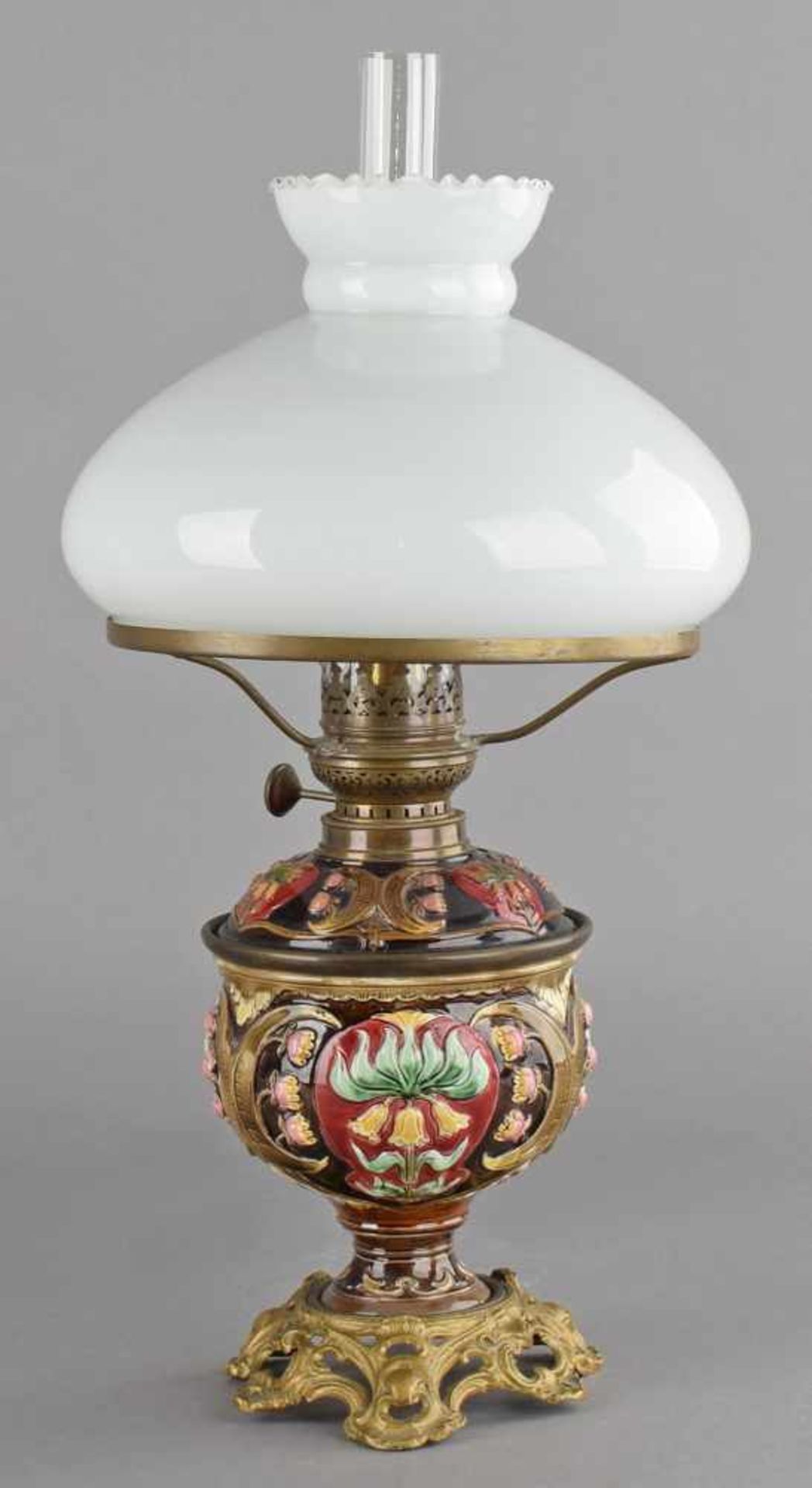 Historismus-Petroleumlampe einflammig, Korpus aus Feinsteinzeug mit reichem floral-ornamentalen - Bild 2 aus 3