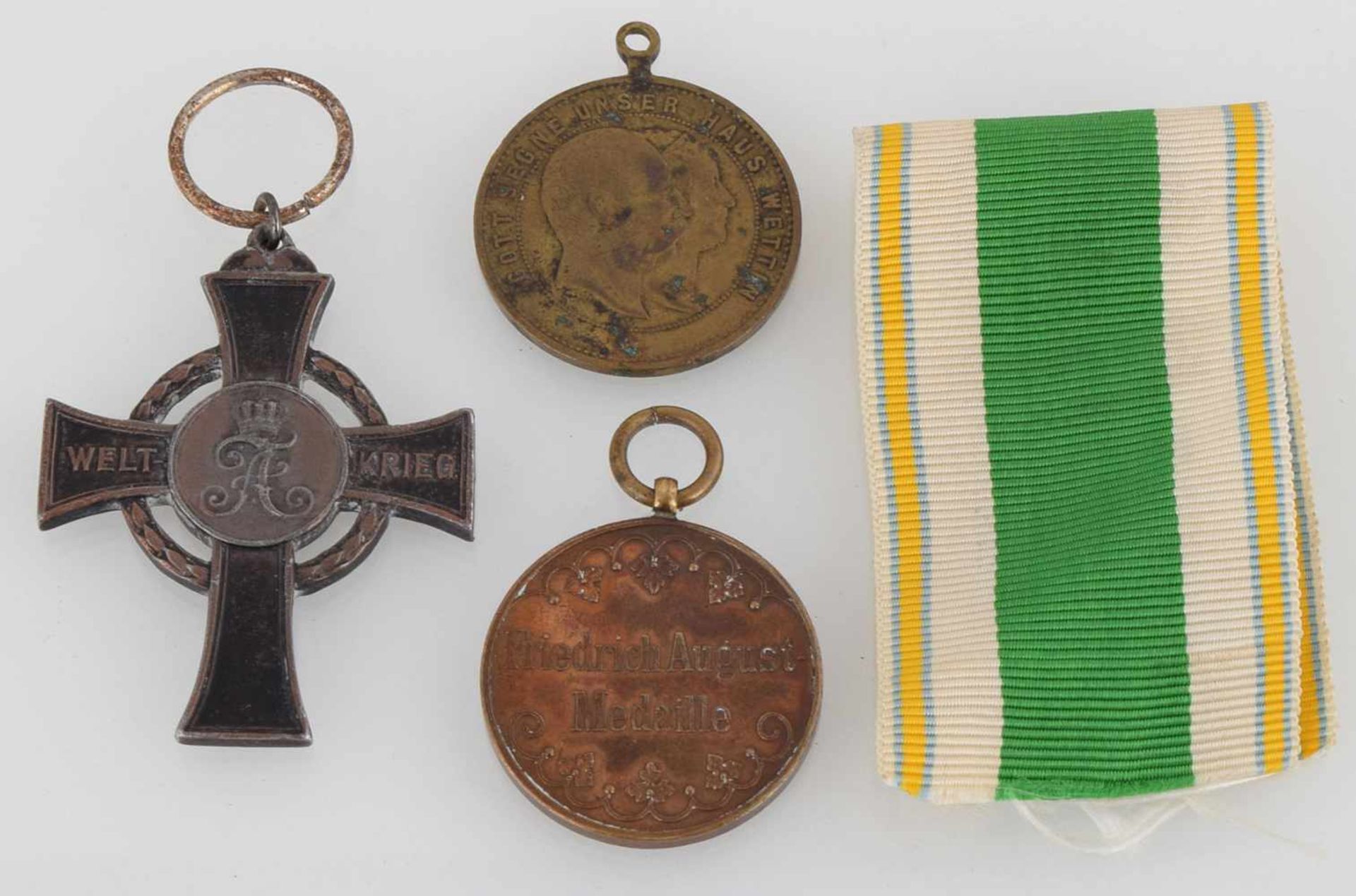 Auszeichnungen und Medaille insg. 3 versch. Ausführungen, 1 x Friedrich-August-Medaille Stufe - Bild 2 aus 3