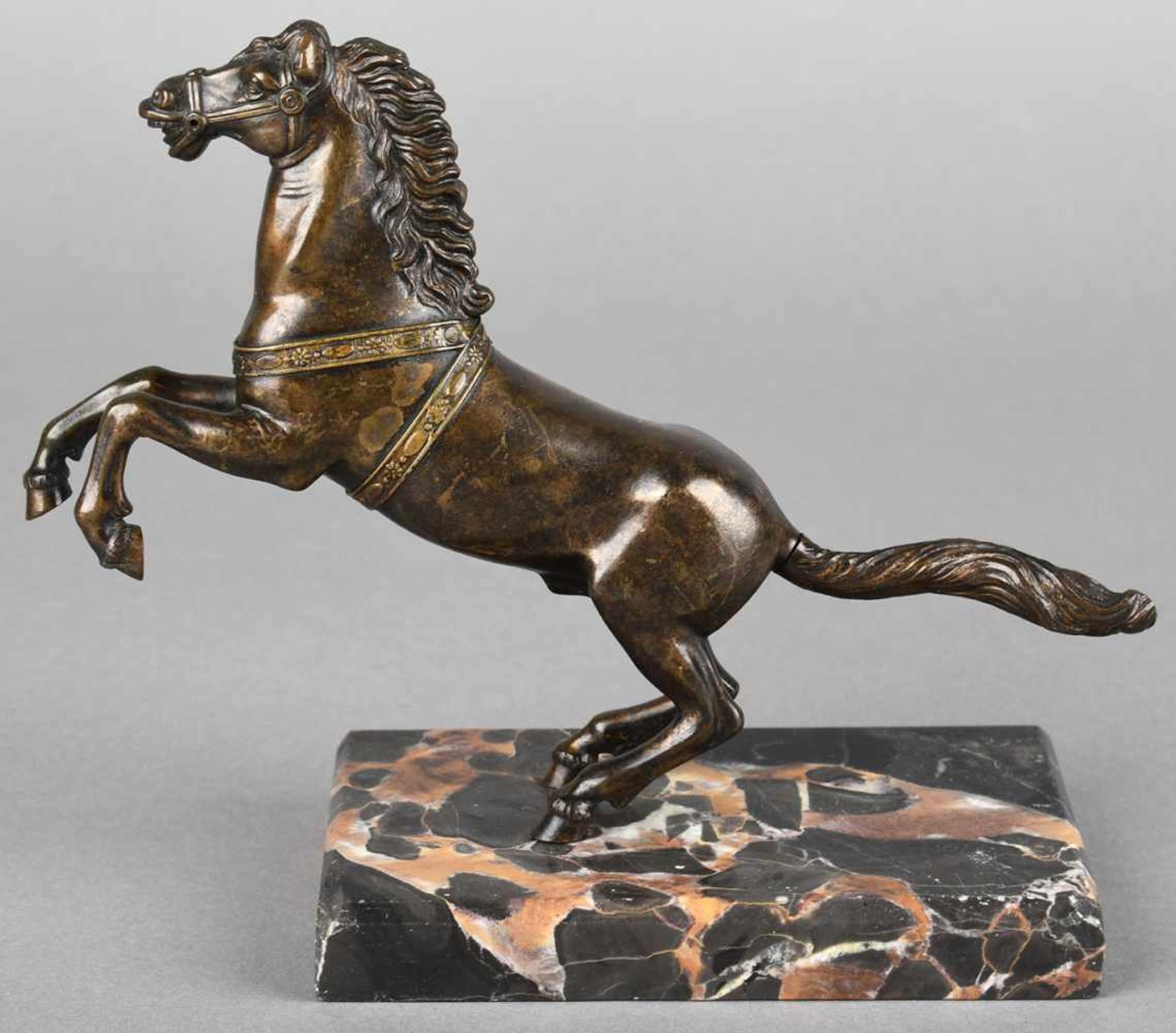 Pferdefigur Bronze dunkel patiniert, steigendes Pferd auf schwarz-braunen Steinsockel in flacher - Bild 2 aus 3