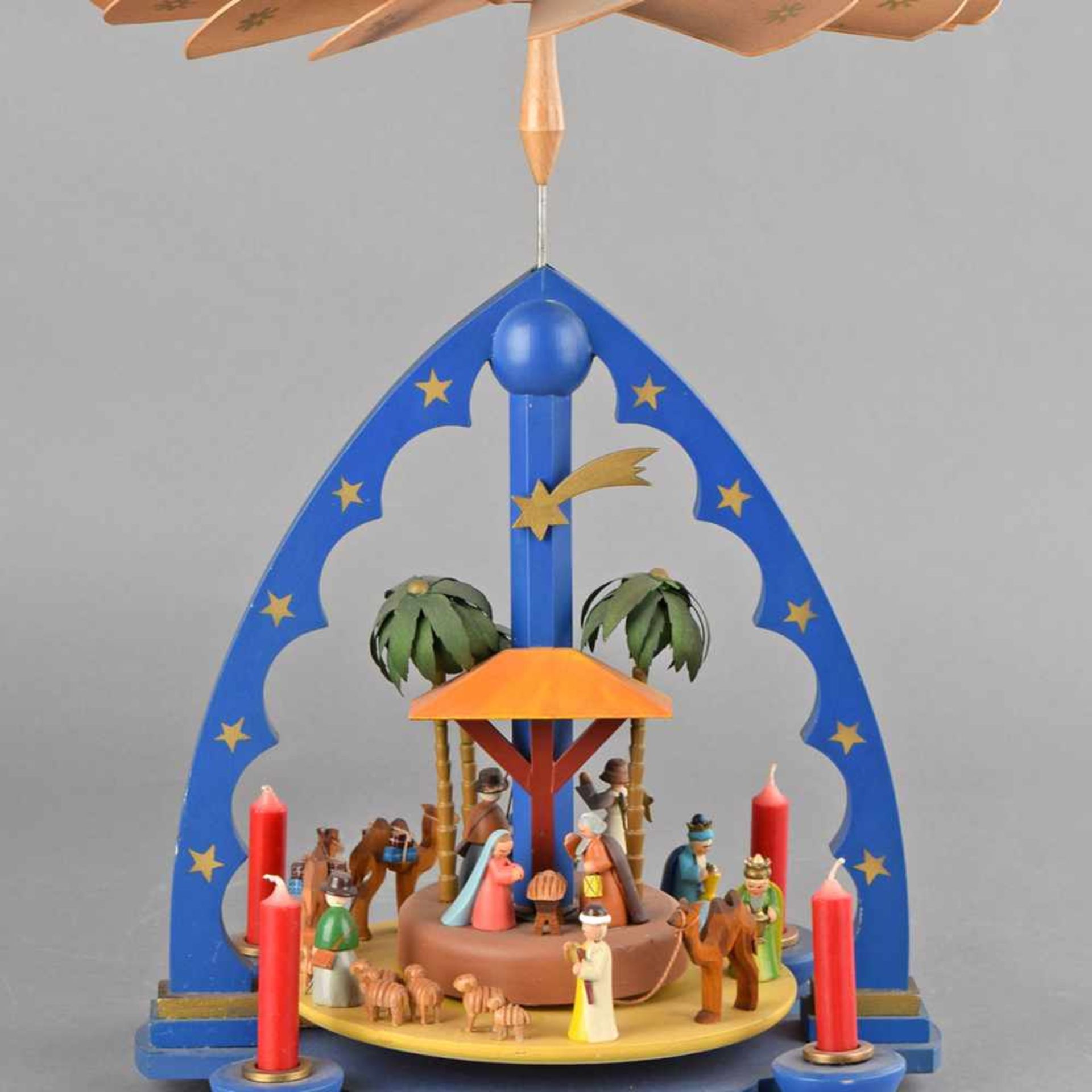 Tisch-Pyramide Holz gedrechselt und farbig gestaltet, vierflammig, mit Darstellung der Anbetung