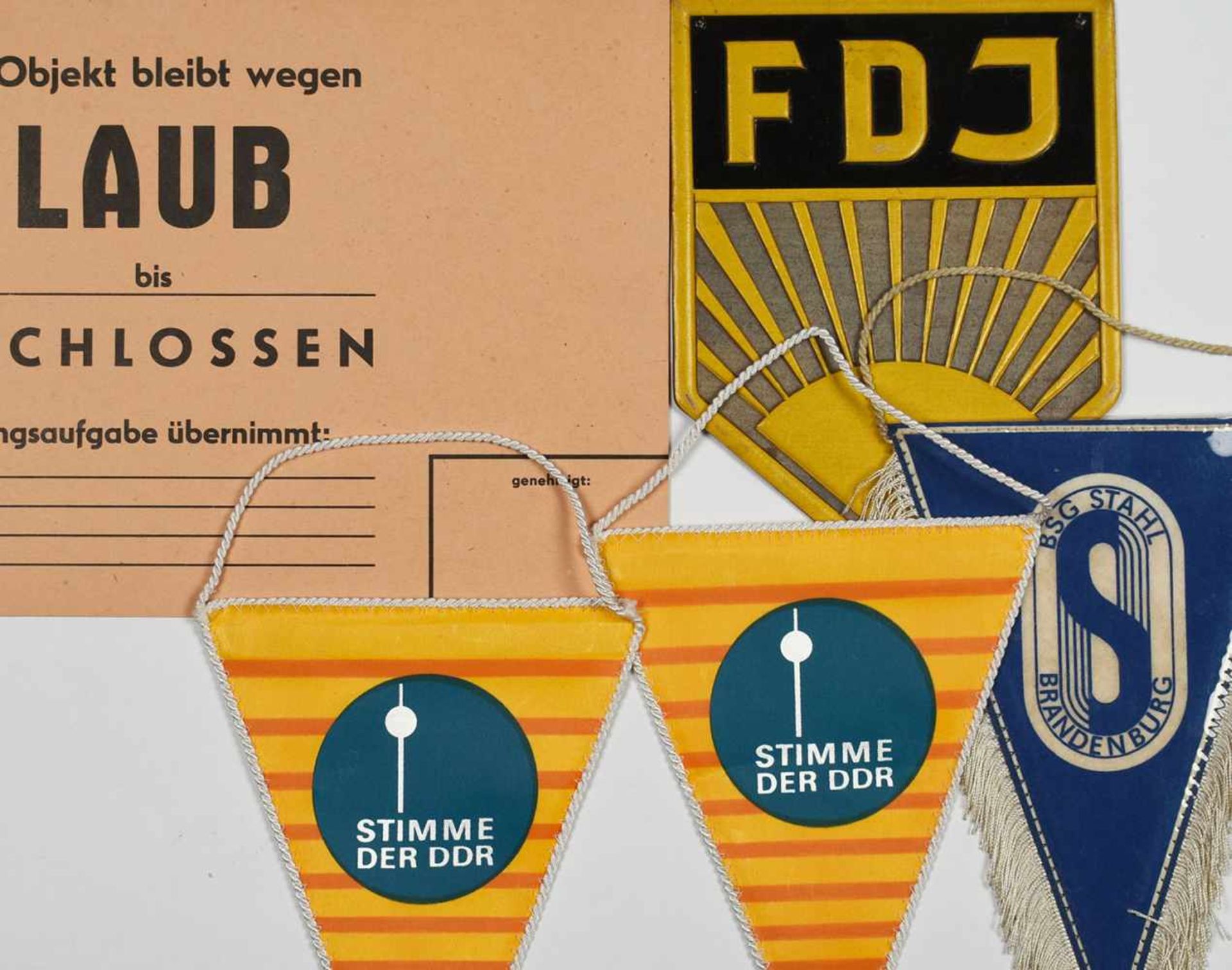 Konvolut DDR-Erinnerungsstücke dabei: versch. Wimpel, u.a. "Stimme der DDR" und "FDJ", gedrucktes