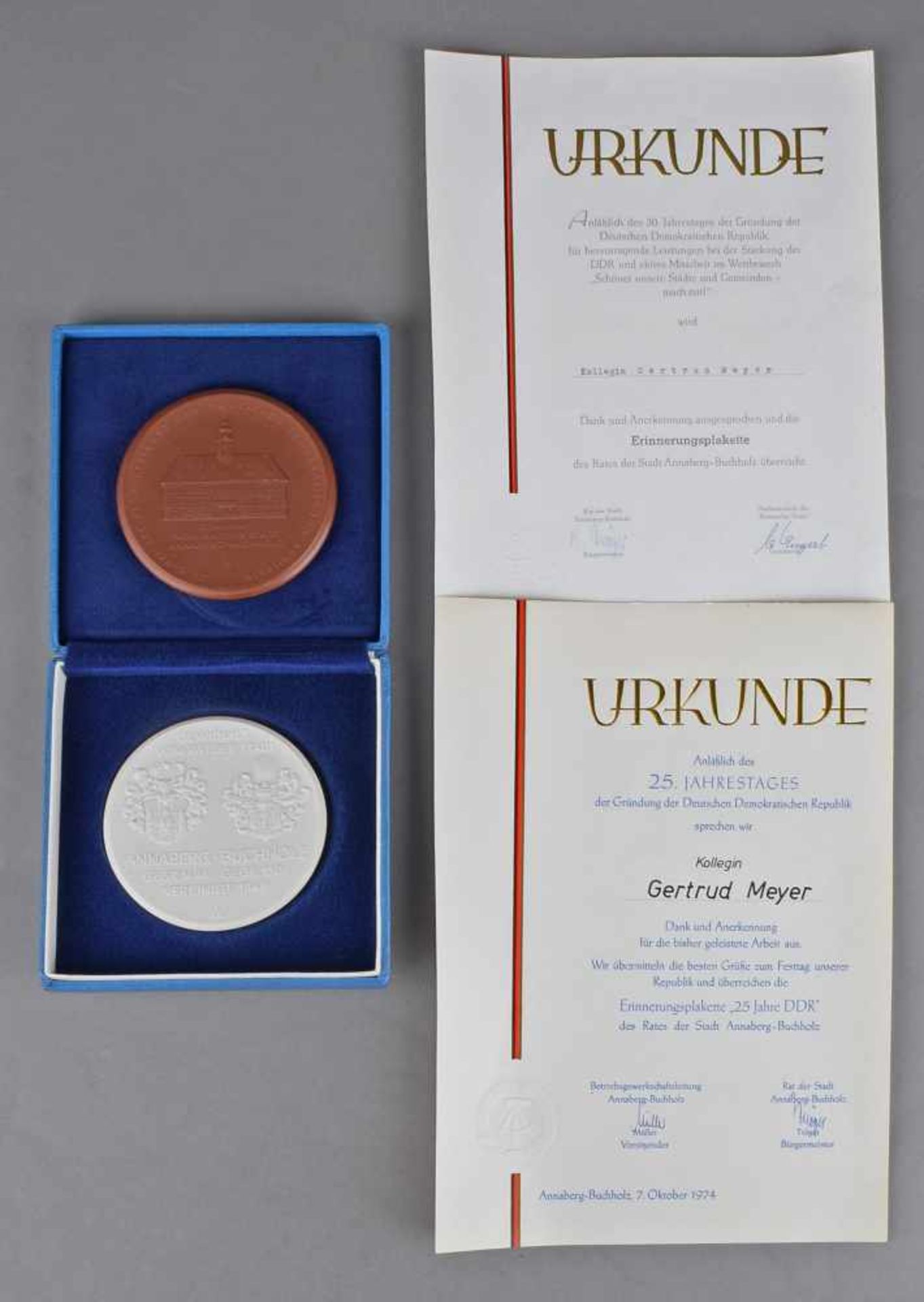 Paar Ehrenplaketten Annaberg mit Urkunden 1 x Ehrenplakette des Rates der Stadt Annaberg-Buchholz, - Bild 2 aus 2