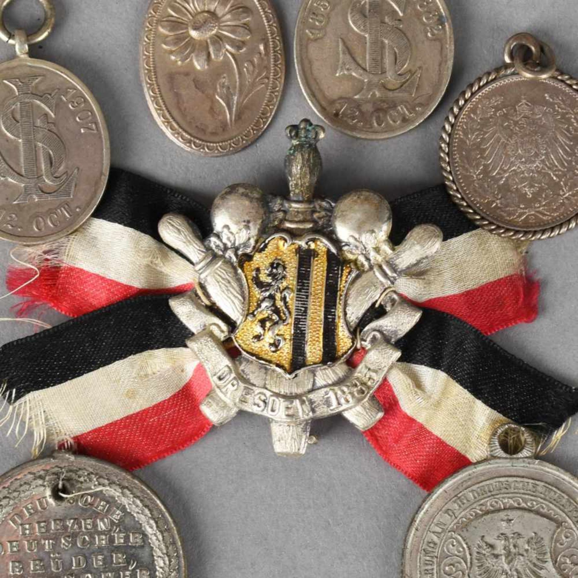 Historische Anhänger und Abzeichen insg. 7 Stück, dabei: 1 x Kegel-Abzeichen Dresden 1885, mit