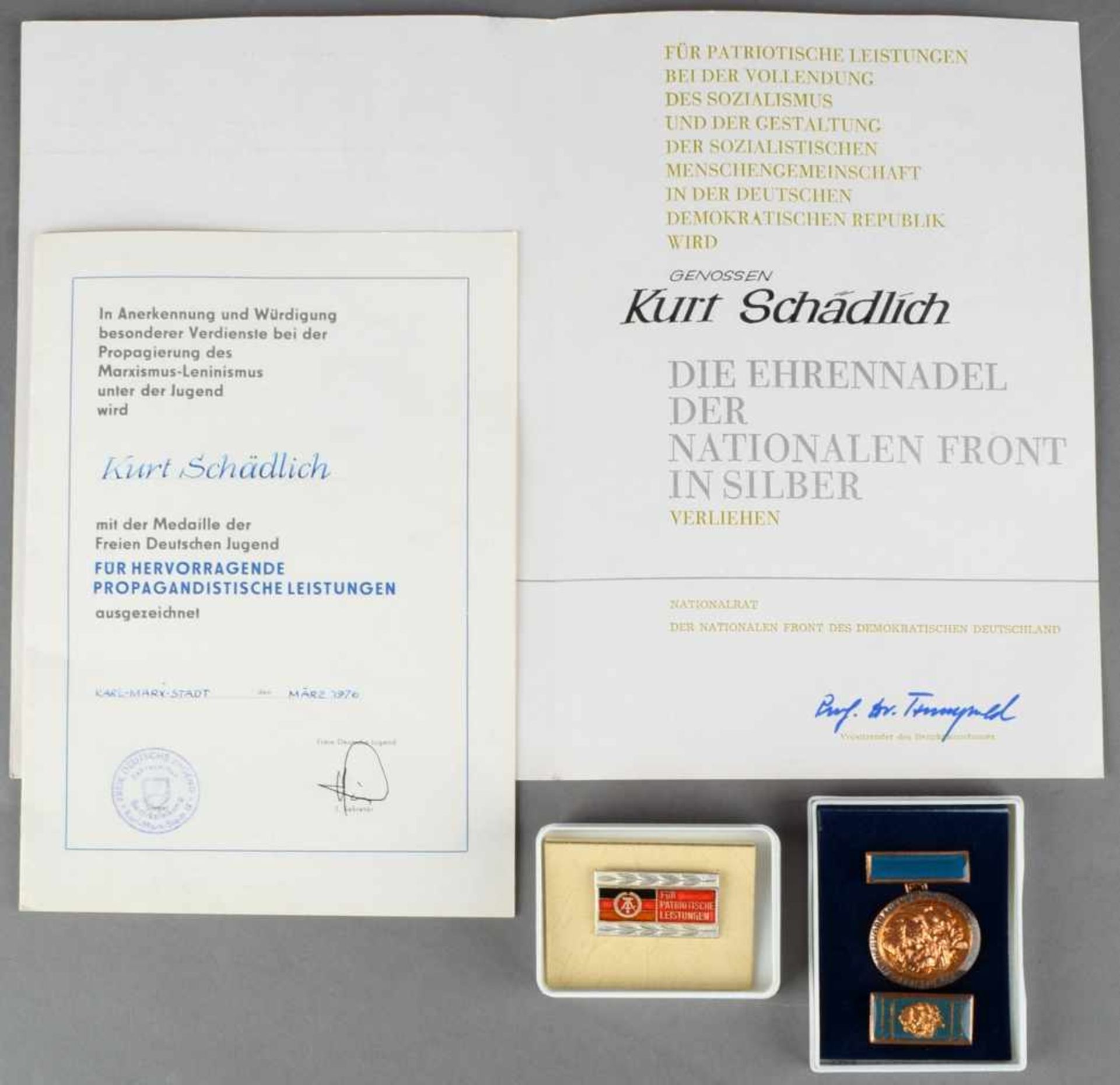 Paar Urkunden und Auszeichnungen DDR 1 x Medaille der FDJ für hervorragende propagandistische - Bild 2 aus 2