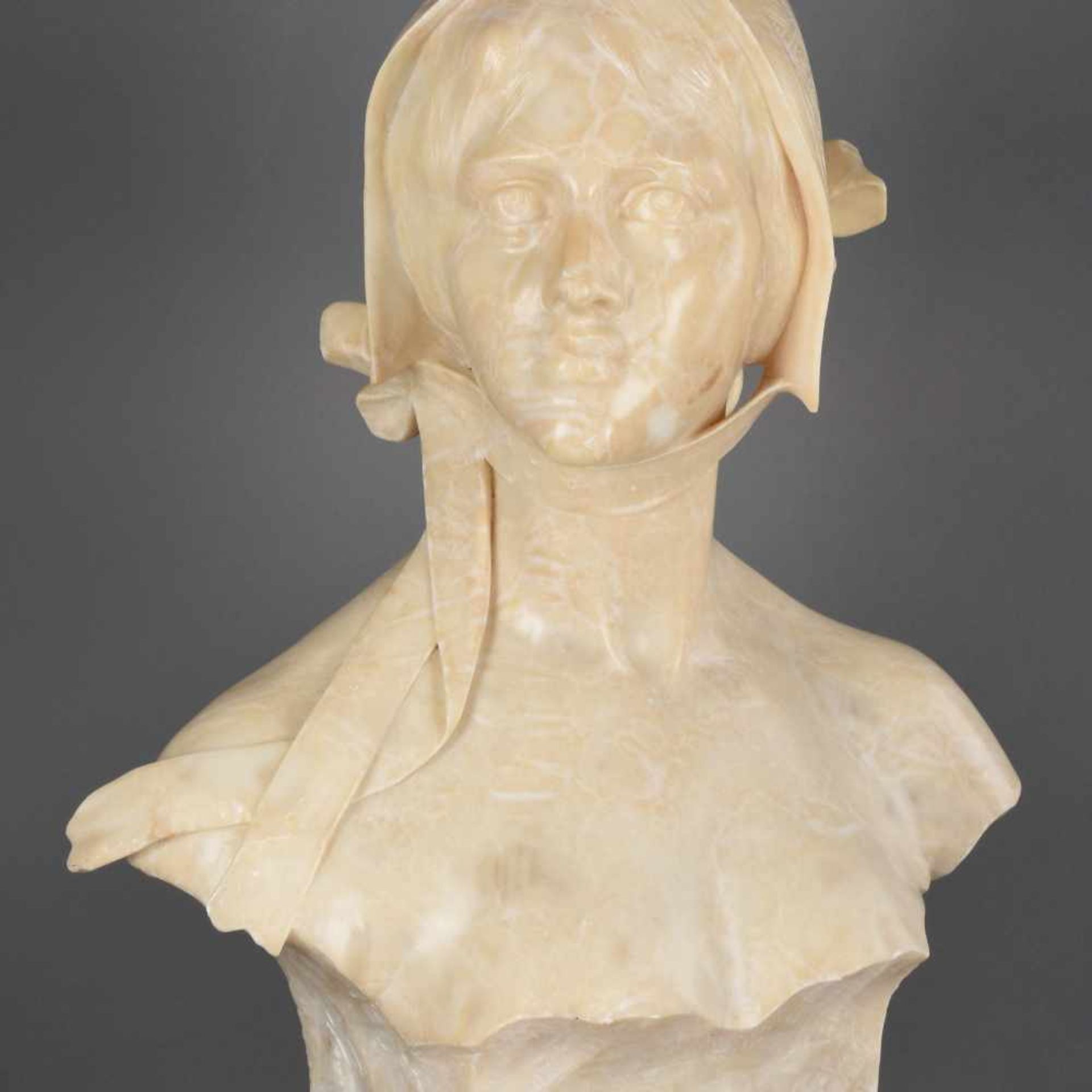 Fiaschi, P. Emilio (1858 Volterra - 1941 Florenz) Alabaster, Büste einer jungen Frau mit Haube, fein - Bild 2 aus 2